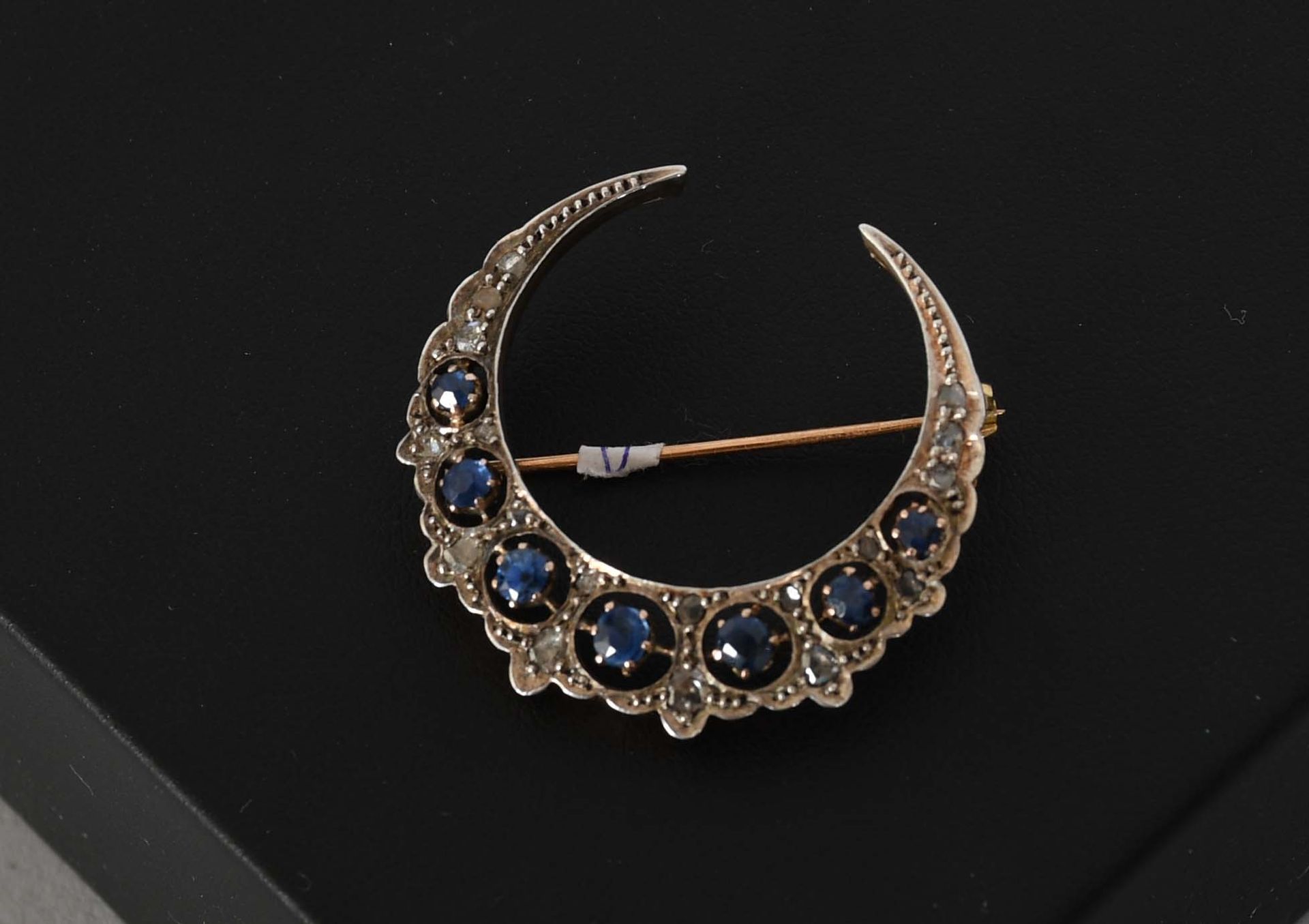 Null 瑰宝

古董新月胸针，黄金和银，镶嵌钻石和蓝色宝石（可能是蓝宝石）。