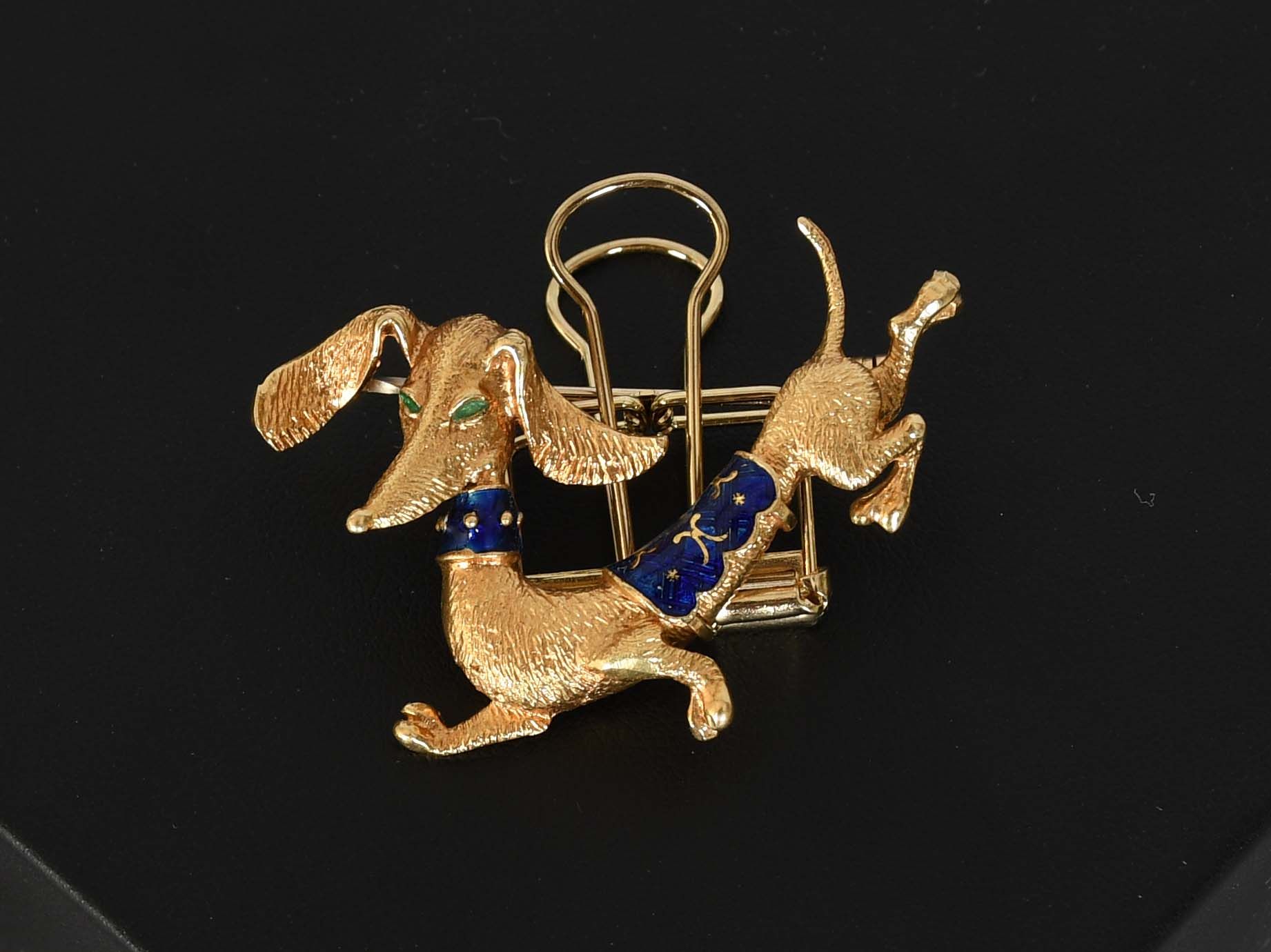 Null Jewel

Brooch in the shape of a dog, in eighteen carat yellow gold and enam&hellip;