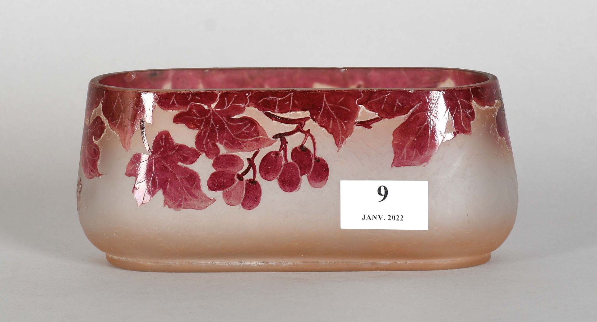 Null Legras

Oval glass cup acid-etched vine leaves and grapes with enamel enhan&hellip;