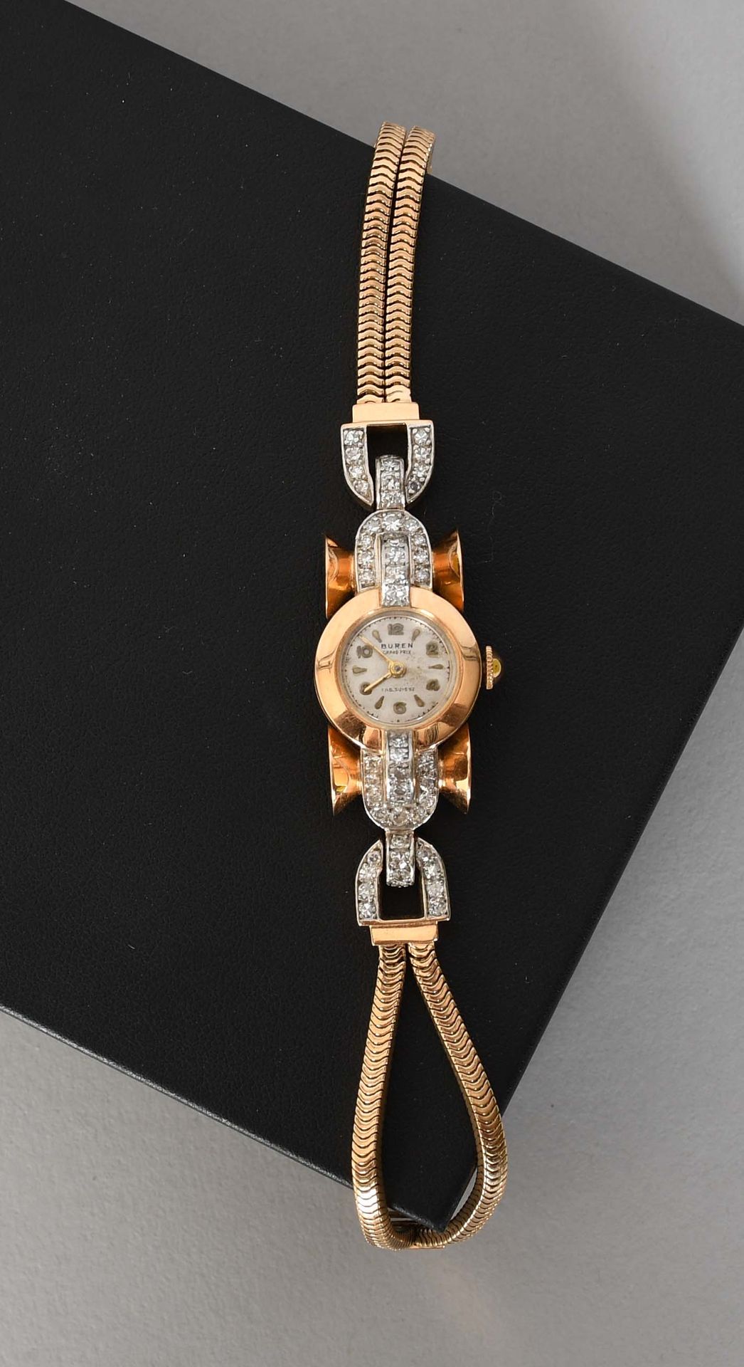 Null 璧人

布伦

装饰艺术风格的腕表，配有18K黄金和钻石，机械机芯。总重量：+33.3克。