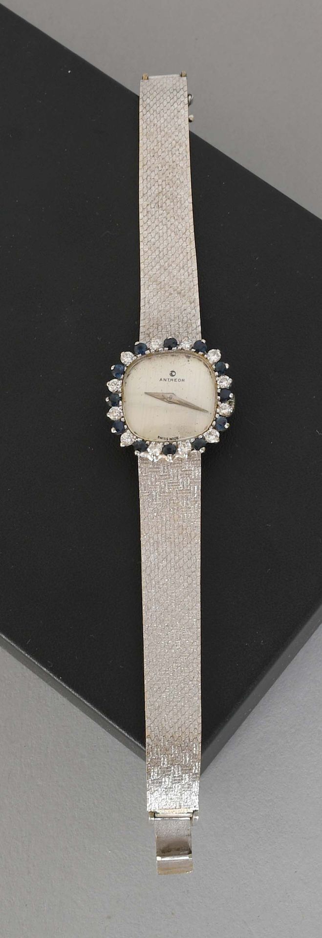 Null Bijou

Antheor

Complete wrist watch in eighteen carat white gold, to be wo&hellip;