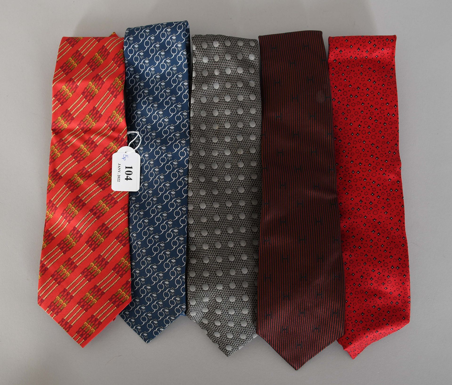 Null Hermès

Set di cinque cravatte di seta.