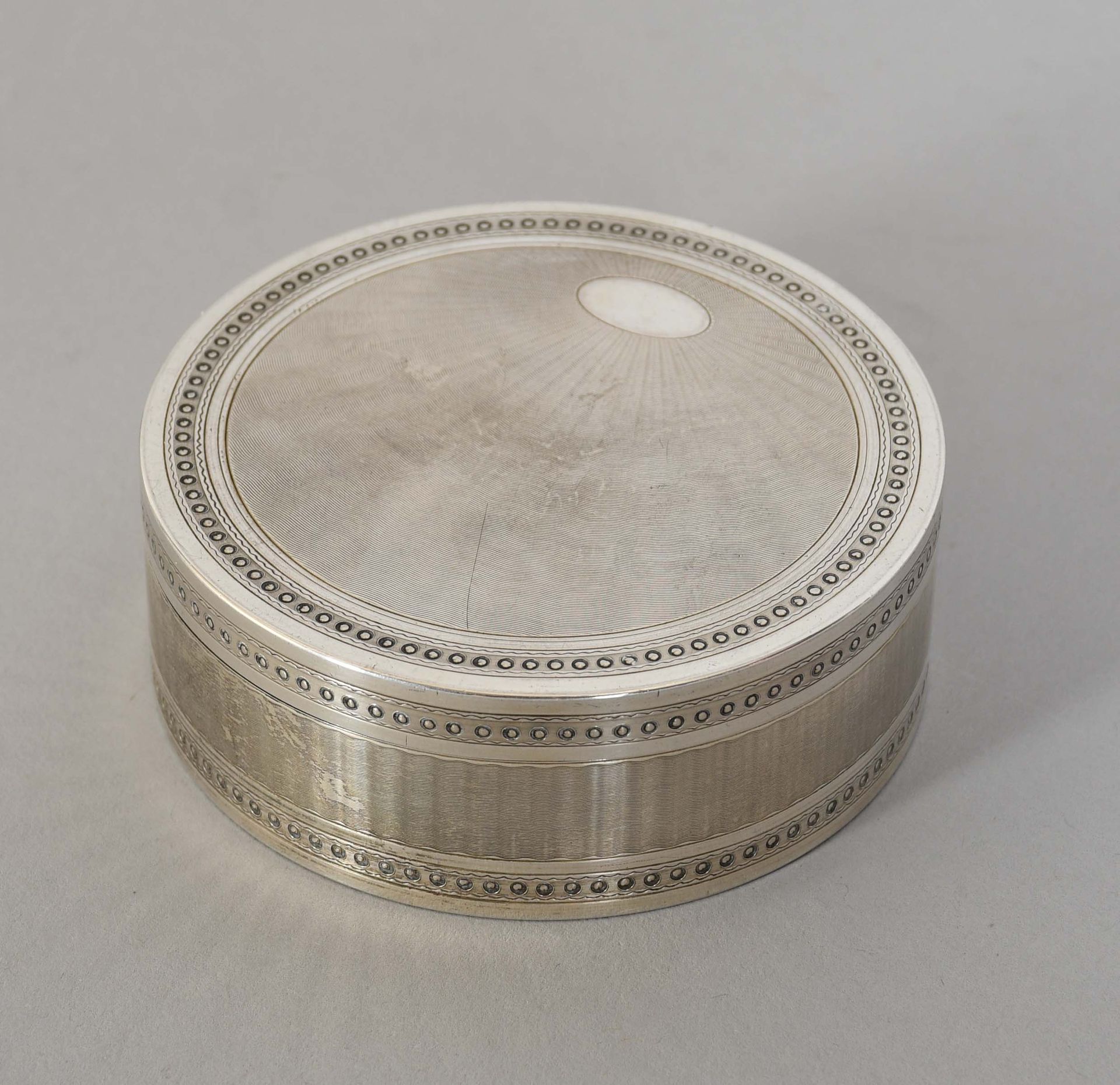 Null 圆盒嵌银，内部为vermeil--Minerva标记

直径：9厘米。