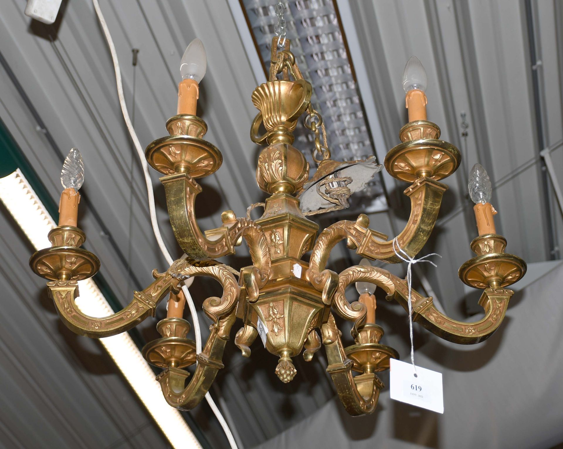 Null Lustre Mazarin en bronze doré, à six bras de lumière