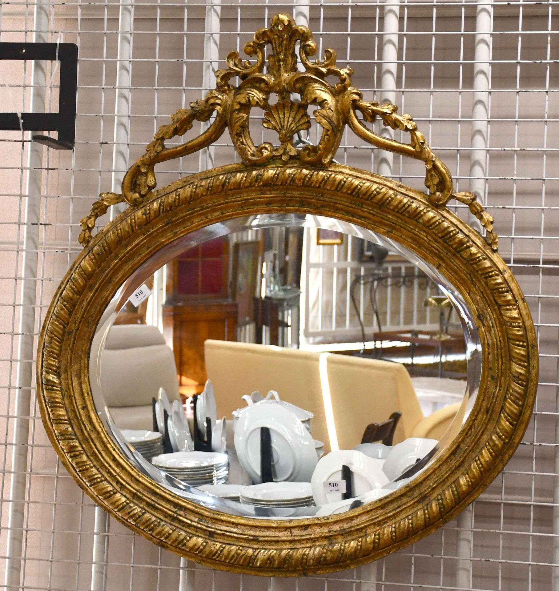 Null Miroir ovale en métal doré de style Louis XIV

Hauteur : 97 cm.