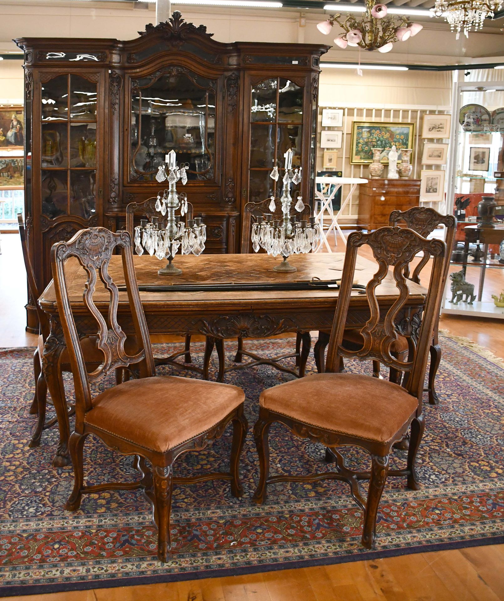 Null 列日餐厅在路易十四/摄政风格的橡木雕花中。

一个展示柜，一张桌子和六把带杆的椅子。