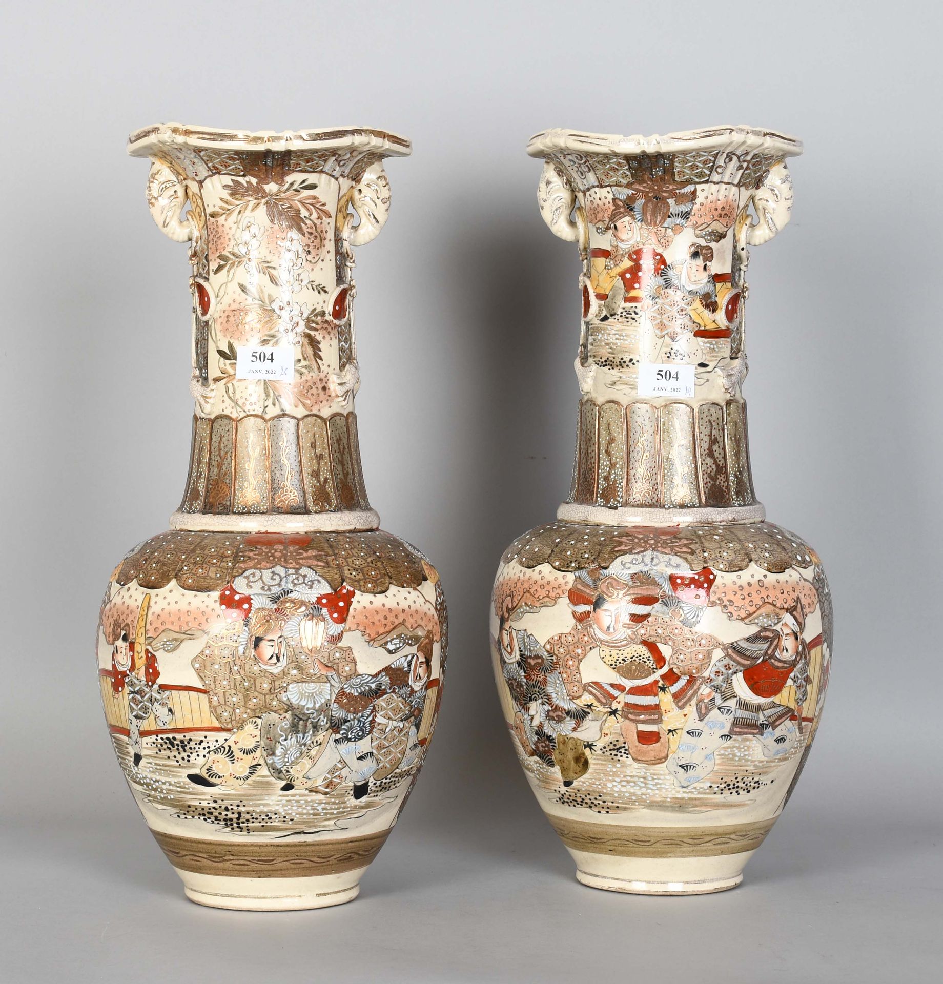 Null Pair of Japanese polychrome and gold earthenware vases with animated decora&hellip;