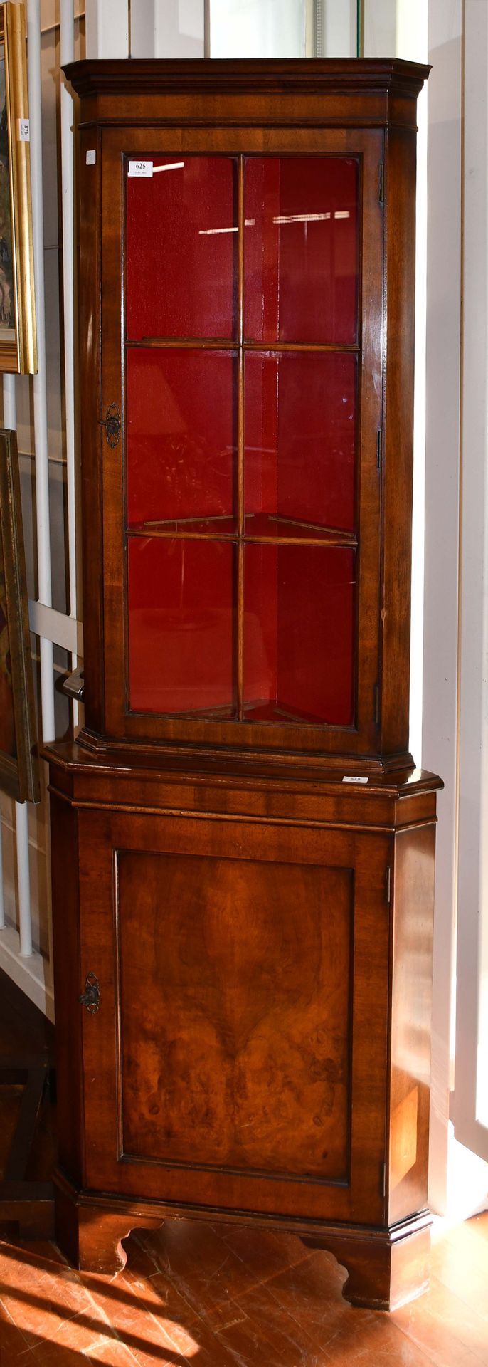 Null Englische Encoignure aus poliertem Holz, unten mit einer Tür, oben mit eine&hellip;