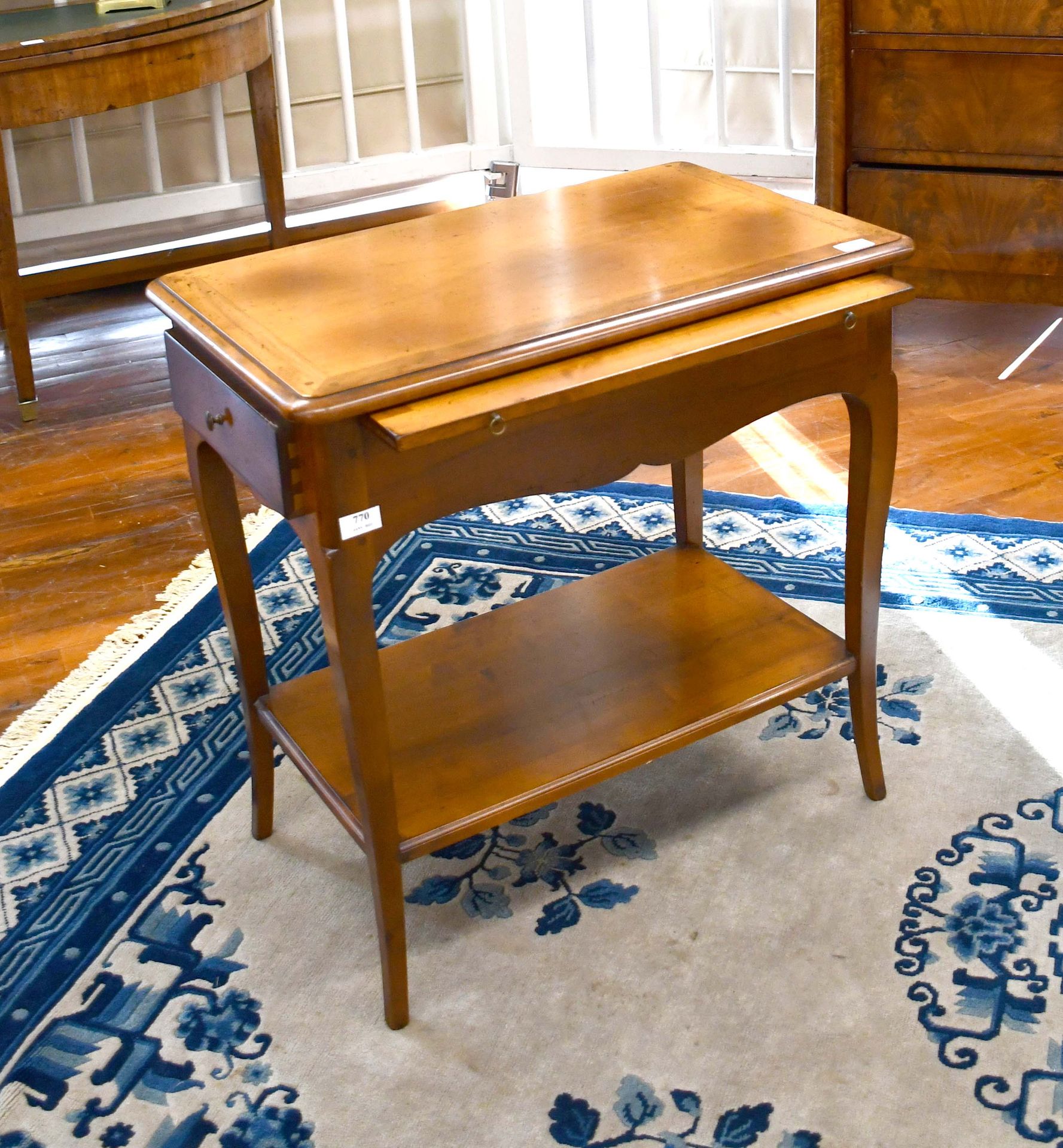 Null 路易十五风格的樱桃木小桌，一侧有抽屉，可拉出。