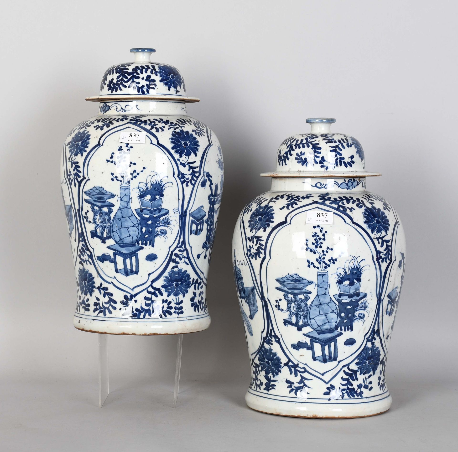 Null 中国

一对白色和蓝色的瓷器覆盖的锅盖。

高度：45厘米。