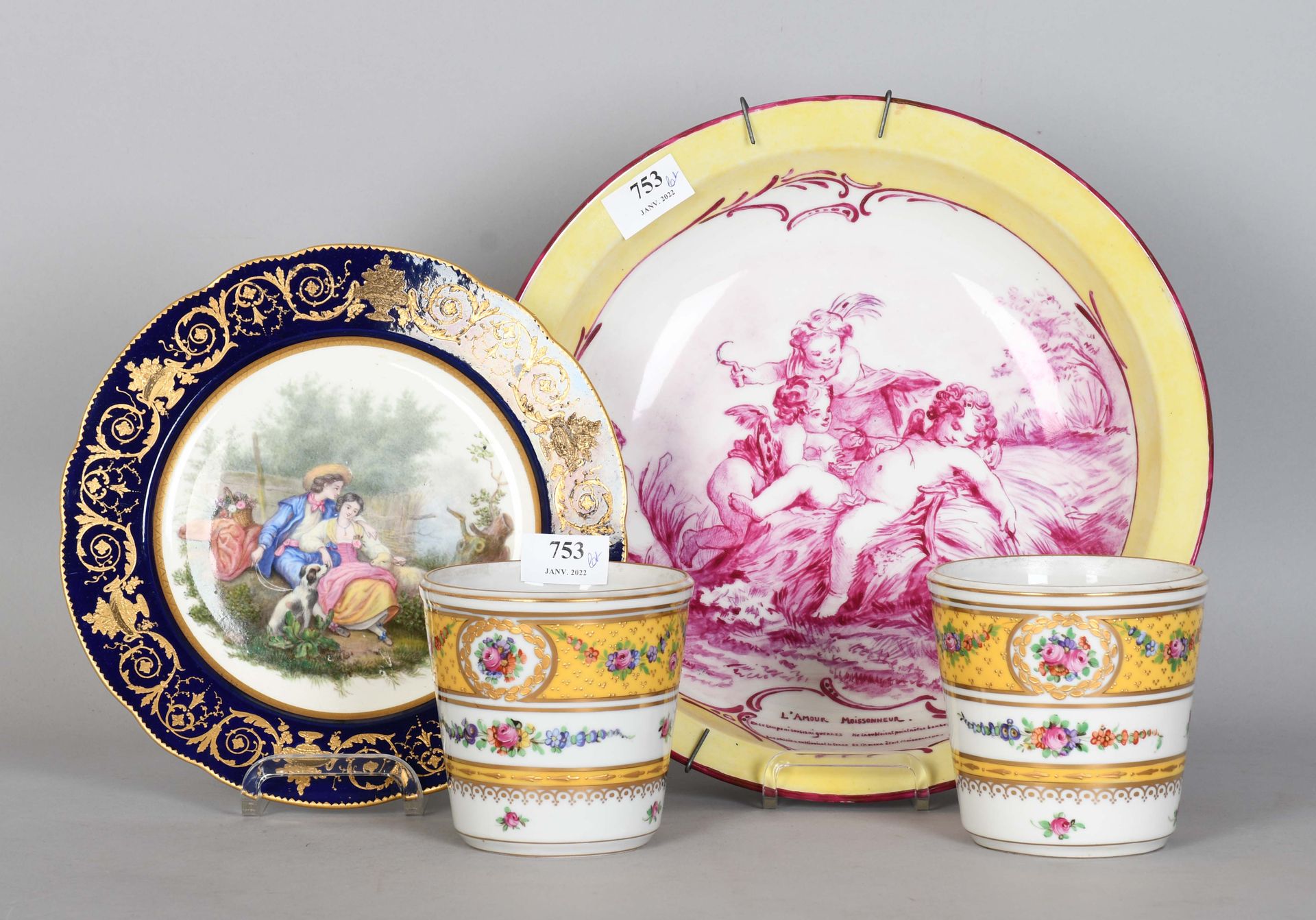 Null 杂项瓷器批次

camaïeu材质的深盘，塞夫勒蓝色背景的盘子，以及两个多色和金色的花盆。