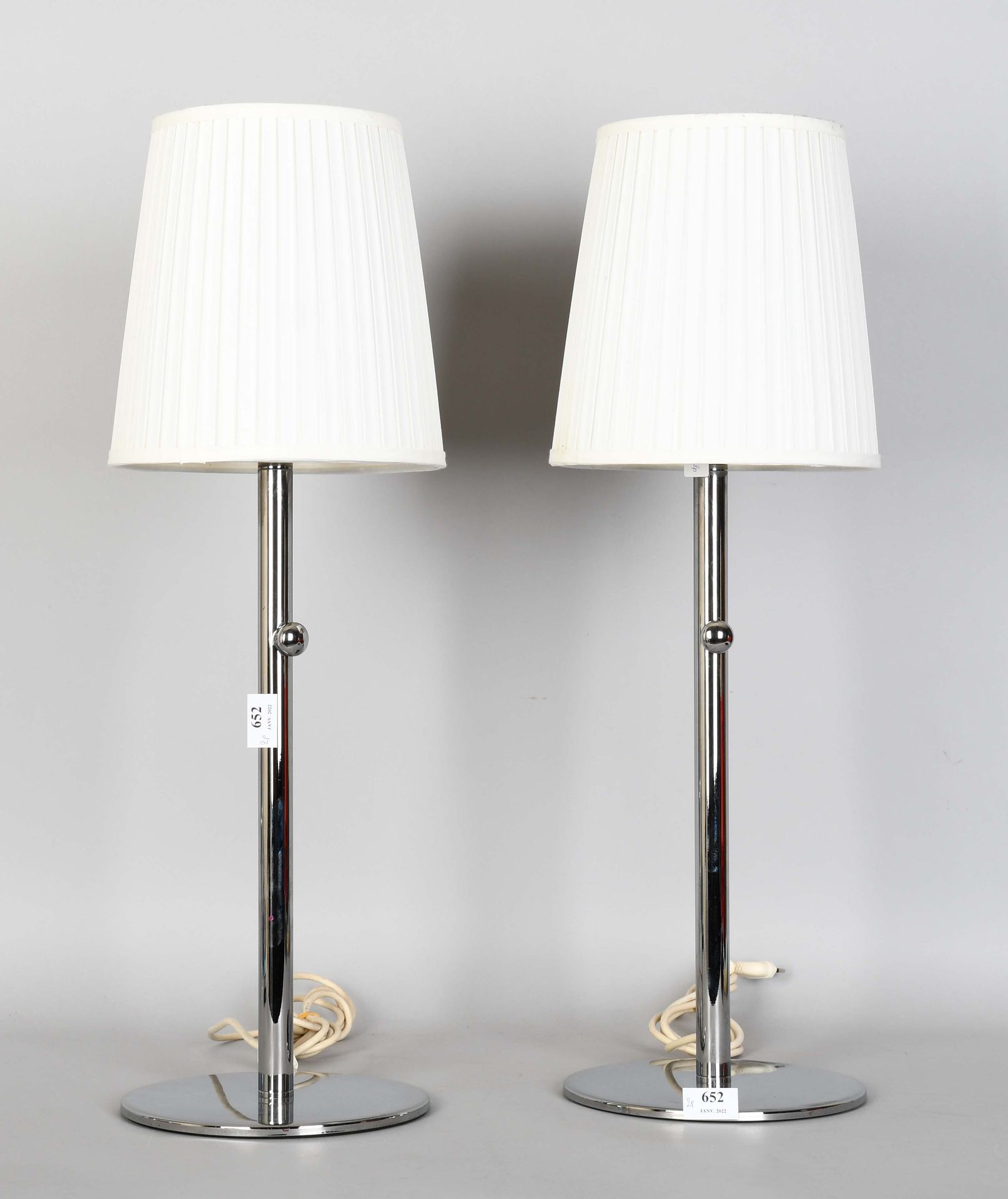 Null Paire de lampes de chevet chromées

Hauteur : 70 cm.