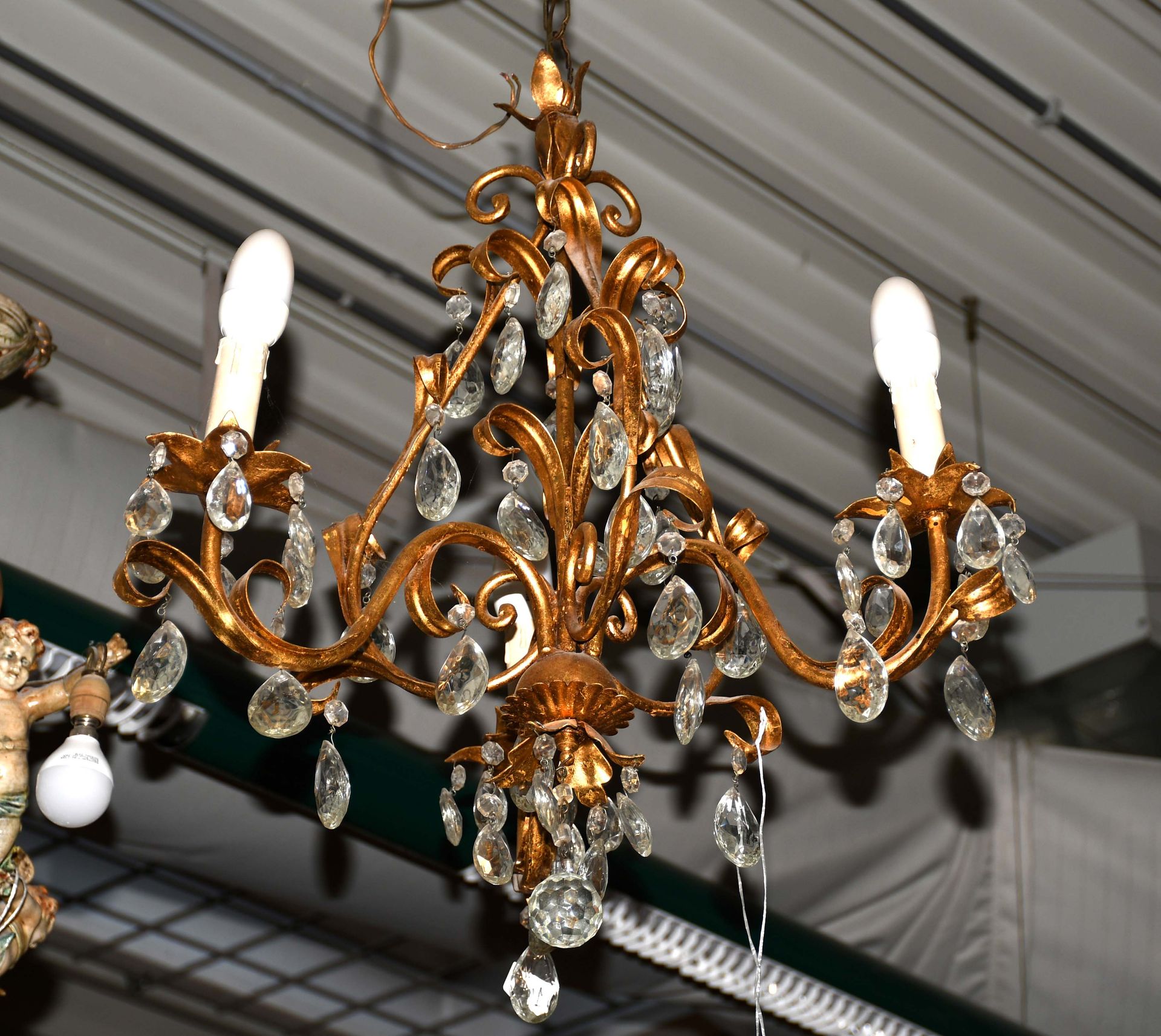 Null Lampadario in stile Luigi XIV in metallo patinato e dorato, con pendenti in&hellip;