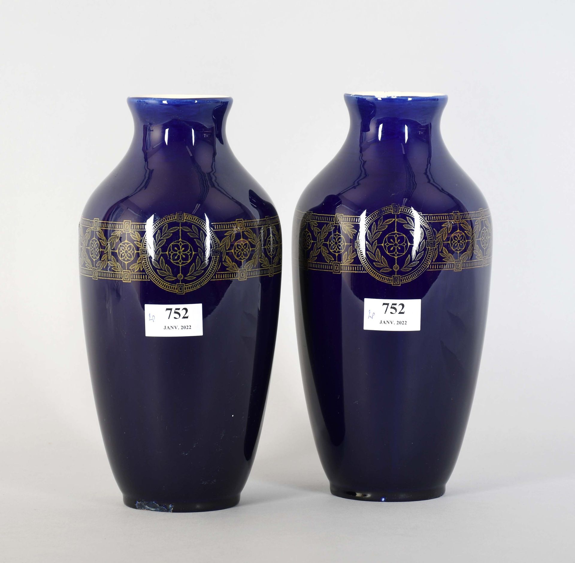 Null 一对1900年的陶器花瓶，背景是蓝色的，有门楣装饰

高度：28厘米。