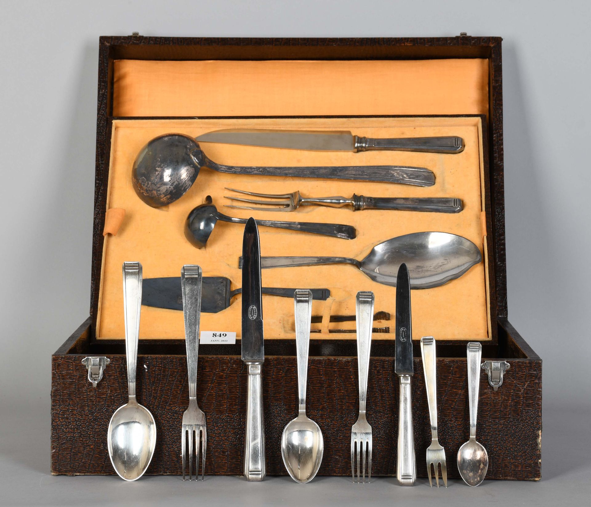 Null Art deco silver plated cutlery set

Including one hundred and two pieces: t&hellip;