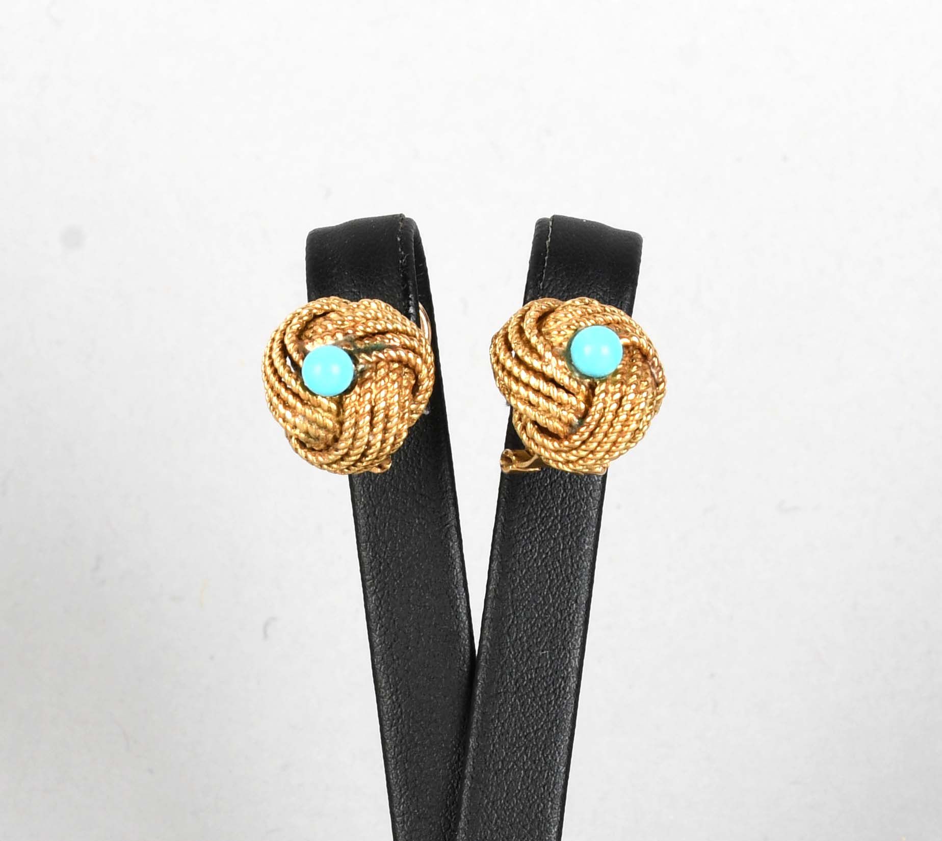 Null Jewel

Pair of earrings in eighteen carat yellow gold set with a turquoise &hellip;