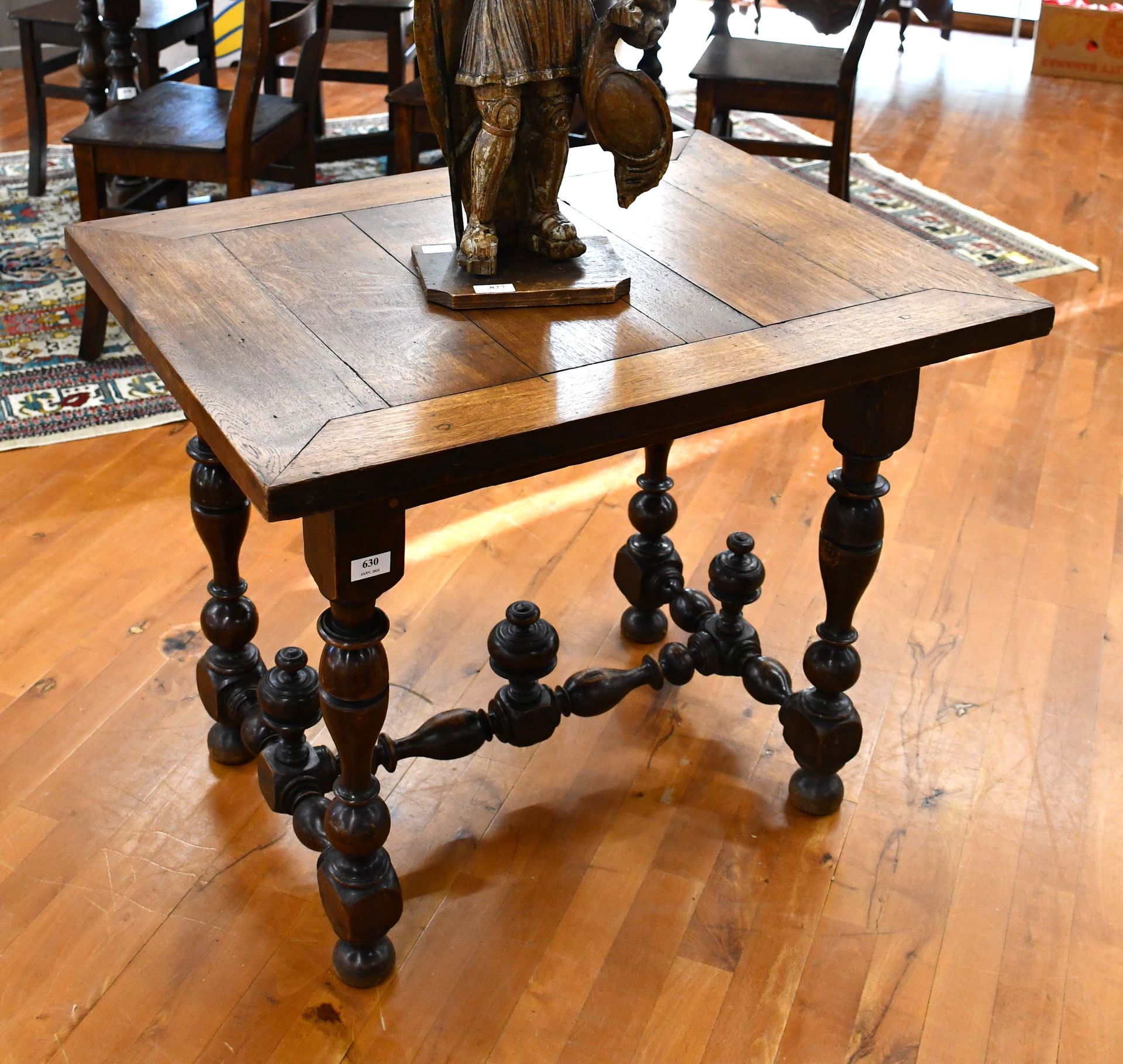 Null Tavolino Luigi XIII con gambe in noce tornite

Dimensioni: 83 cm x 64 cm.
