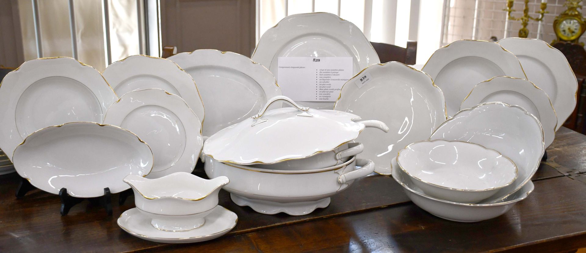 Null KPM

白瓷餐具，金色镶边。事故。

包括50件：21个餐盘，10个汤盘，8个甜点盘，一个汤锅，一个蔬菜盘（盖子不见了），一个沙拉碗，一个椭圆盘，一&hellip;
