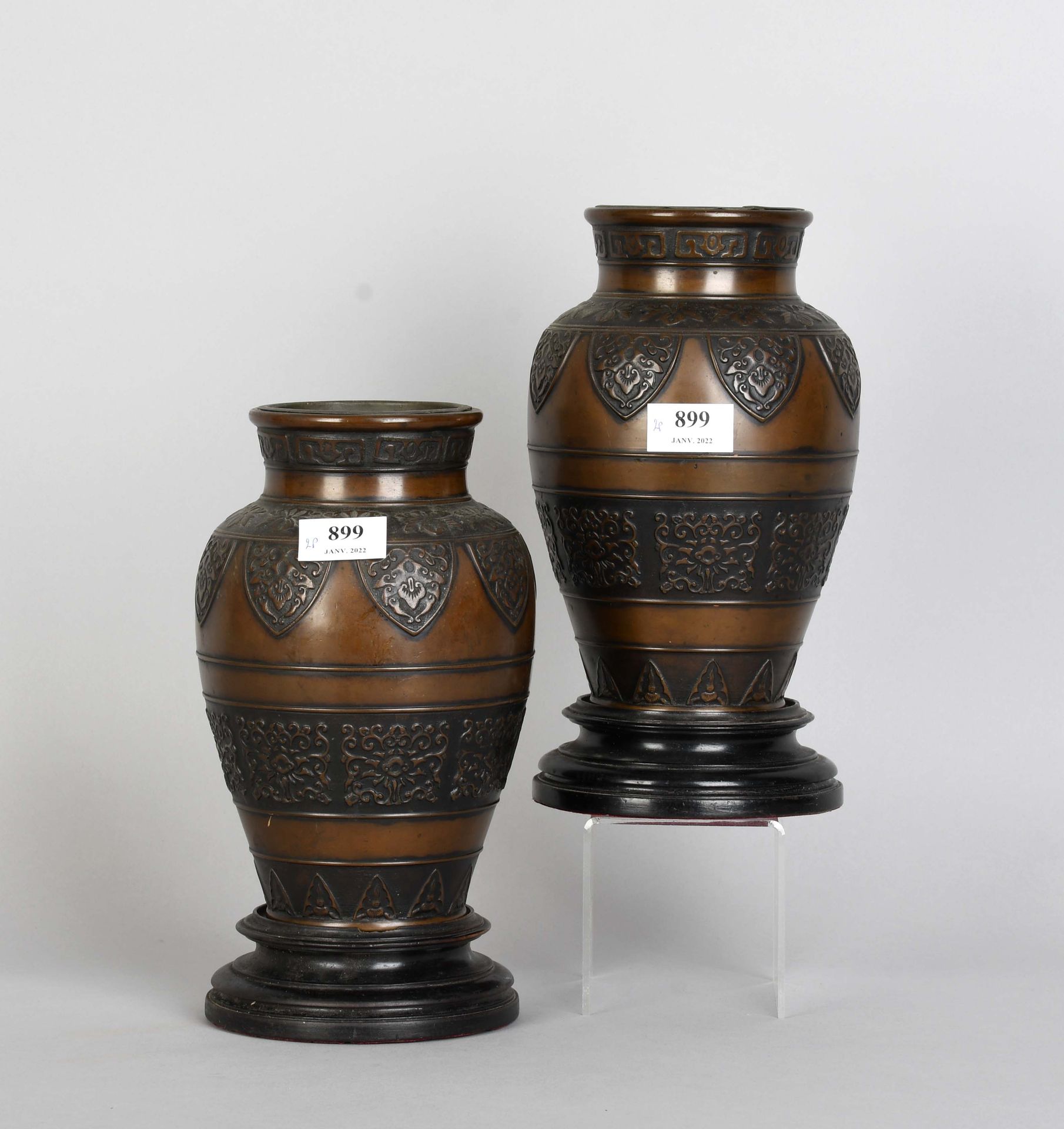 Null Paire de vases chinois en bronze à décor de frises + socles en bois

Hauteu&hellip;