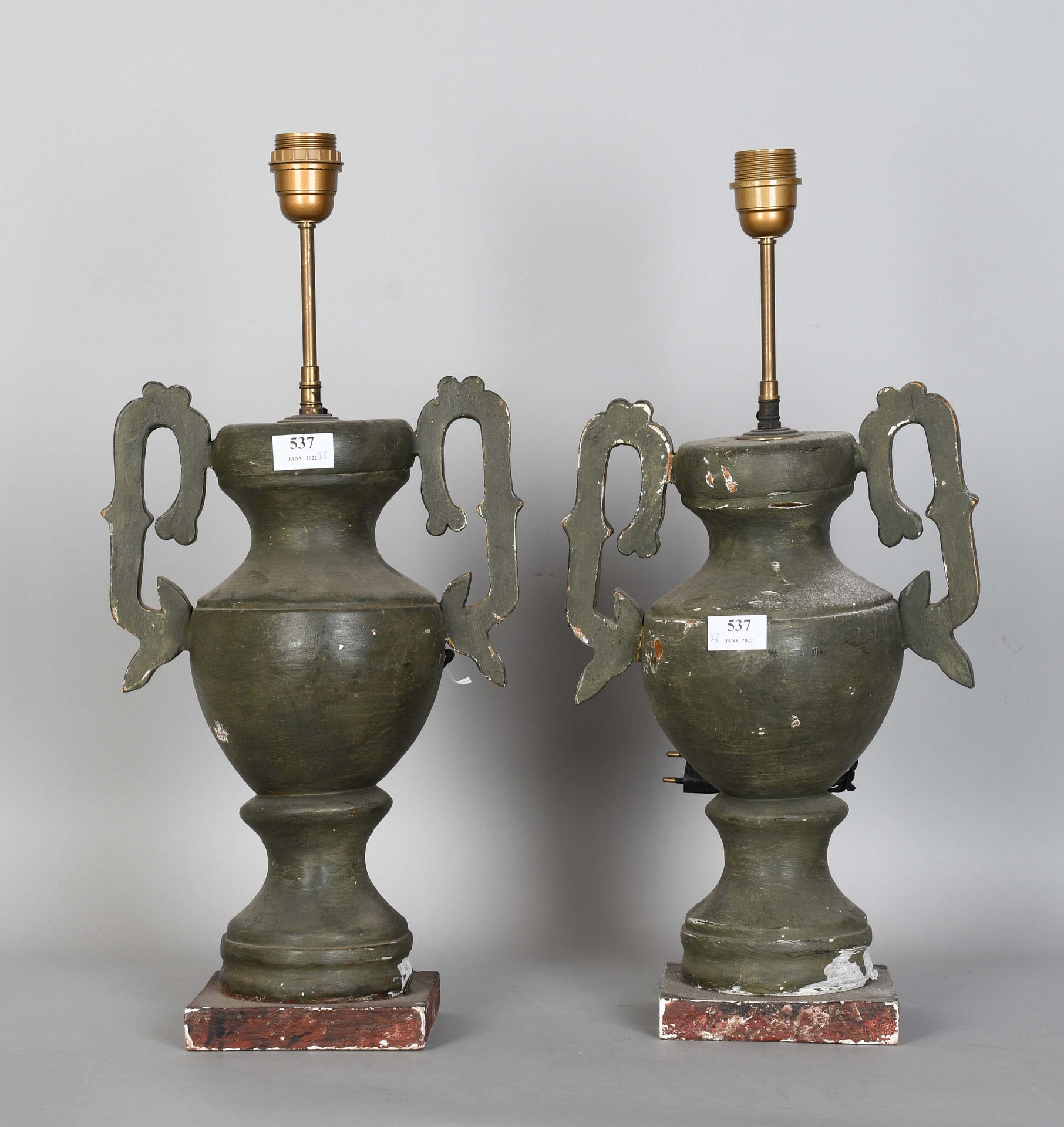 Null 一对带花瓶装饰的铜化木灯 - 意外事件

高度：41厘米。