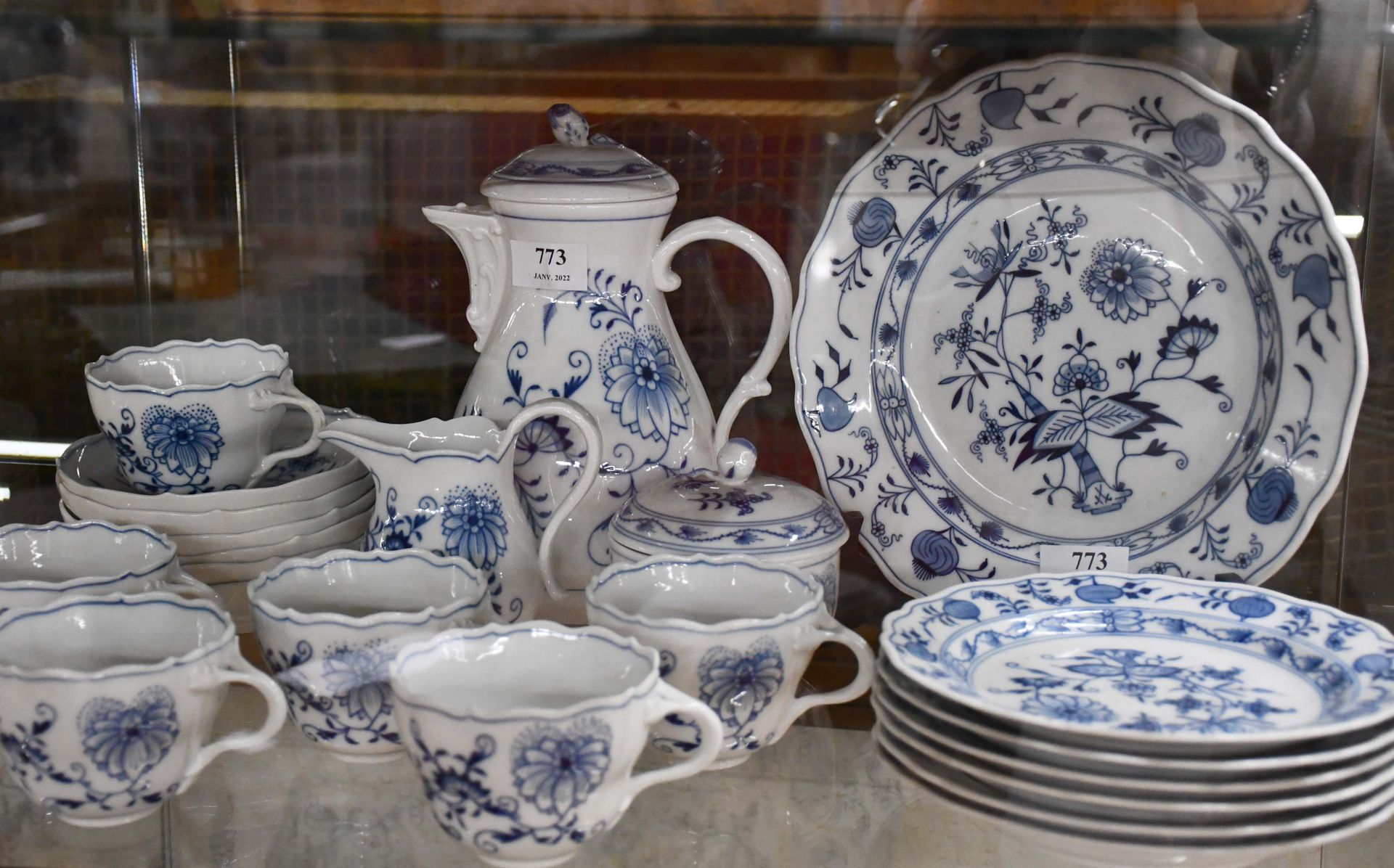 Null 萨克森州

白色和蓝色的瓷器茶具。标记为蓝色，有交叉的剑。

包括二十二件：六个甜点盘，六个午餐，一个咖啡壶，一个牛奶壶，一个糖碗和一个馅饼盘。