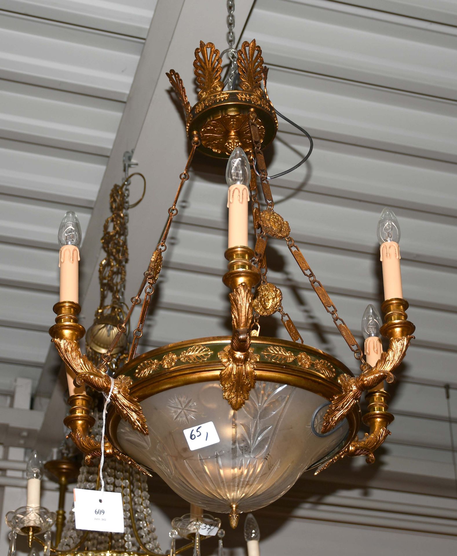 Null 帝国风格的吊灯，有六个灯臂，镀金和抛光的青铜，切割和磨砂玻璃圆顶