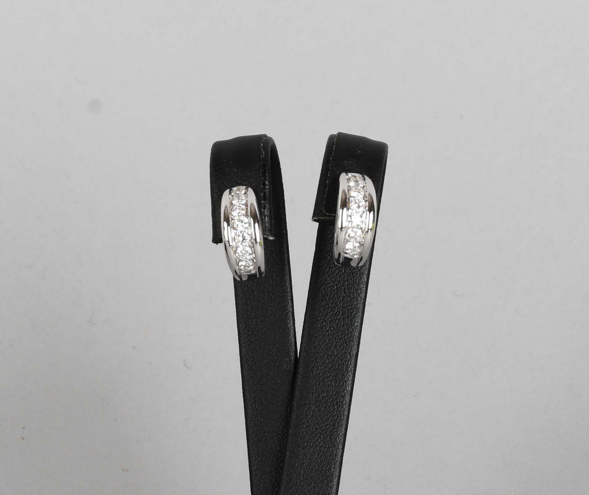 Null Jewel

Pair of earrings in white gold eighteen carats set with diamonds. To&hellip;