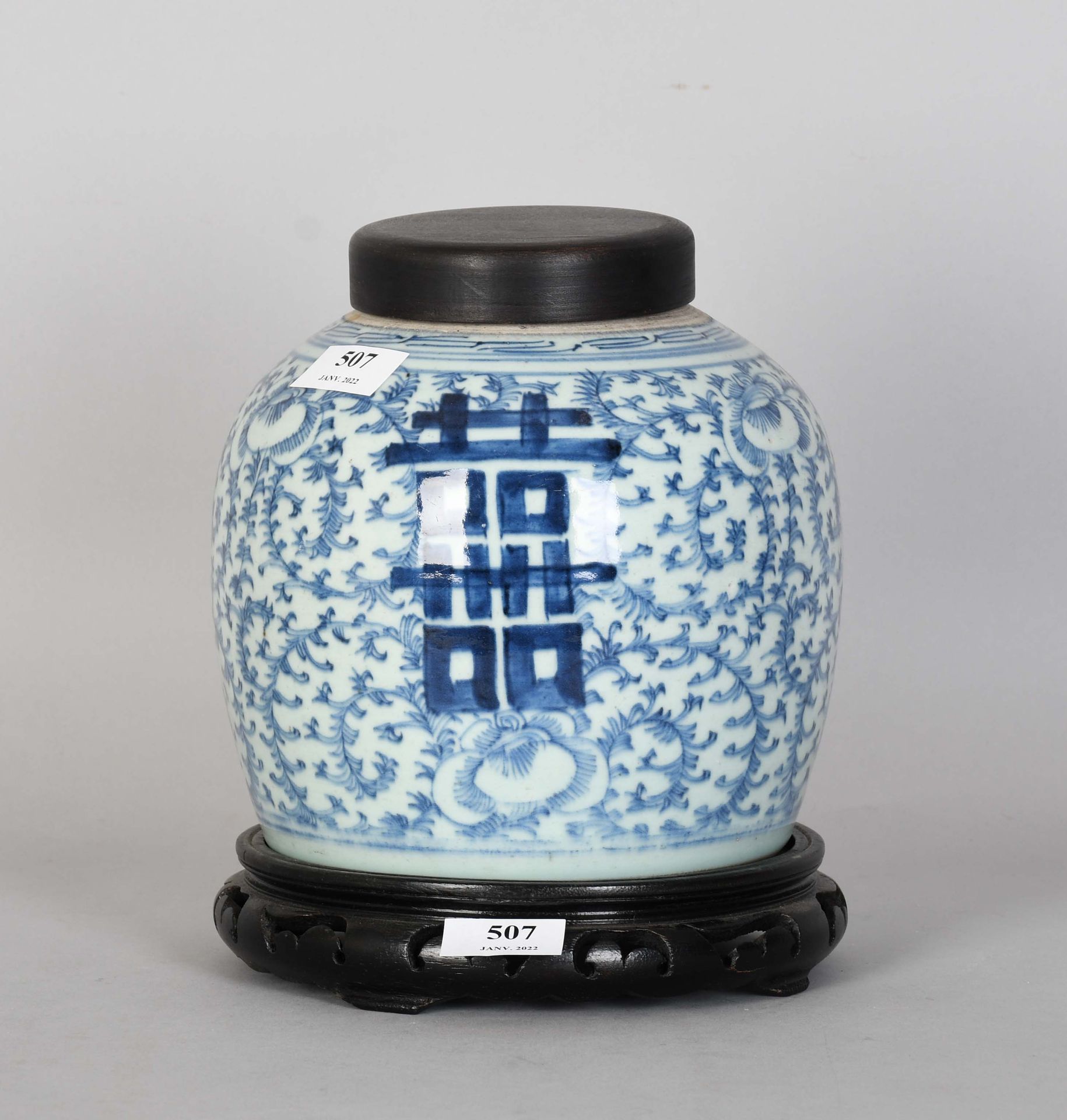 Null China

Jarrón de porcelana blanca y azul. Base y tapa de madera.

Altura to&hellip;