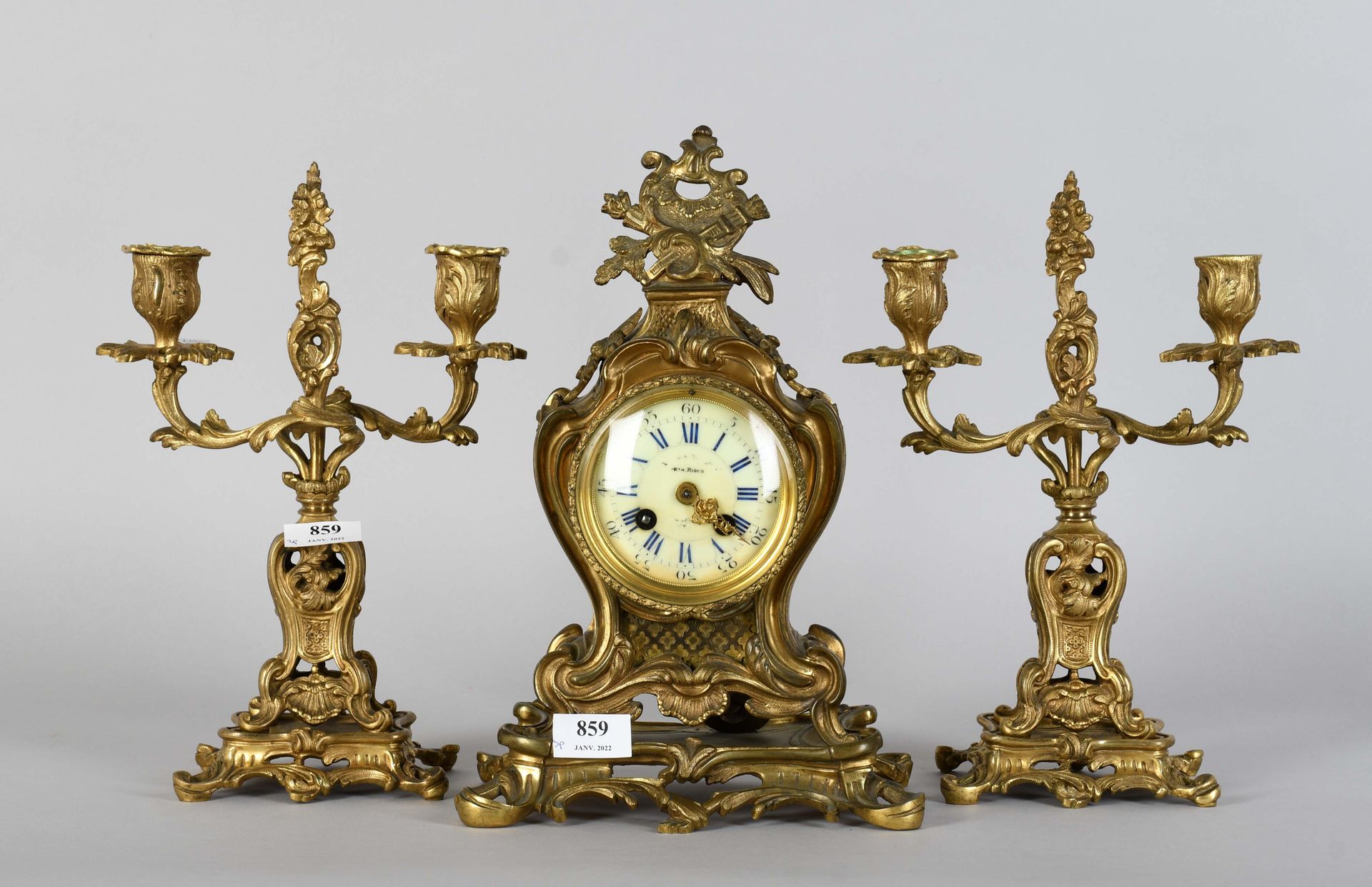 Null 摄政时期风格的木制三件套时钟--双臂的烛台

高度：34厘米。