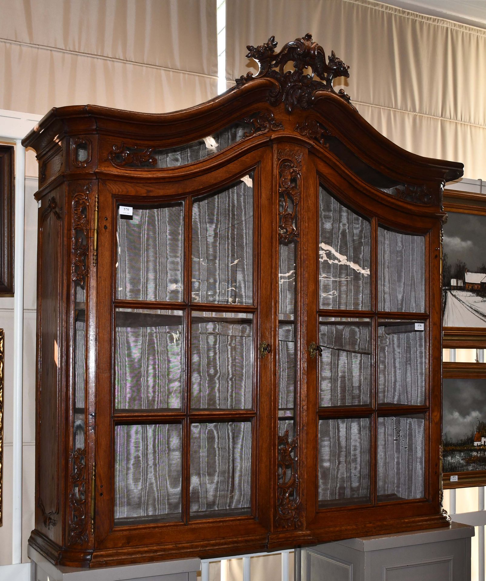 Null 来自列日的橡木雕刻展示柜，开有两扇带横杆的玻璃门，边上是摄政时期的圆弧形。