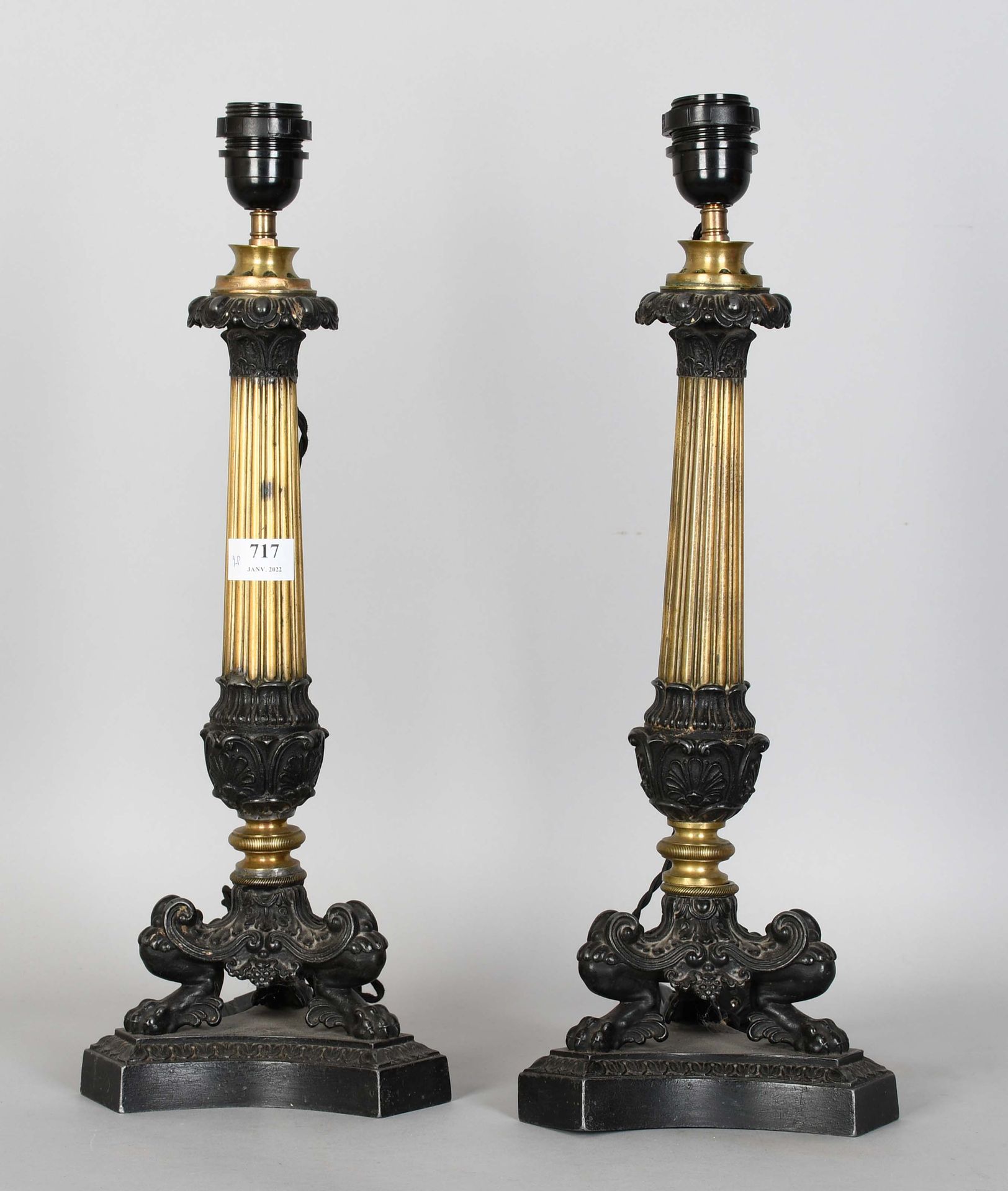 Null Old pair of Charles X lamps in patinated zingual and brass, with claw feet