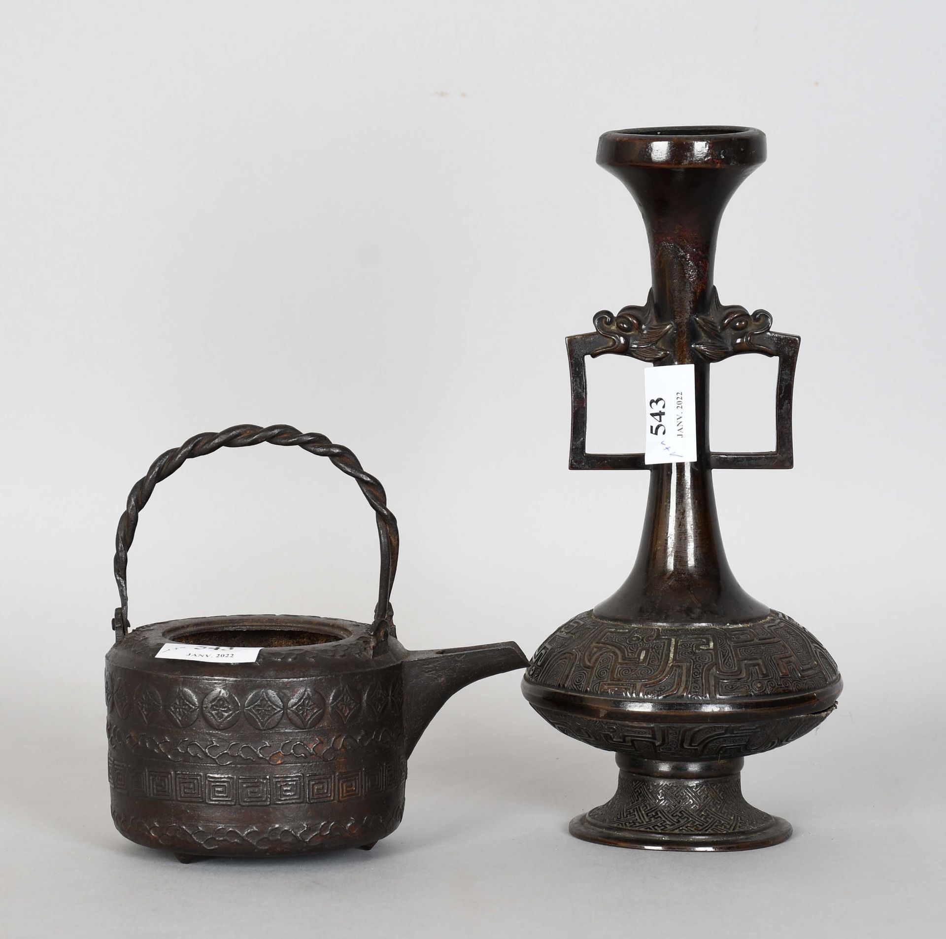 Null Vase ansé chinois en bronze, et, théière sans couvercle en fonte

Hauteur :&hellip;