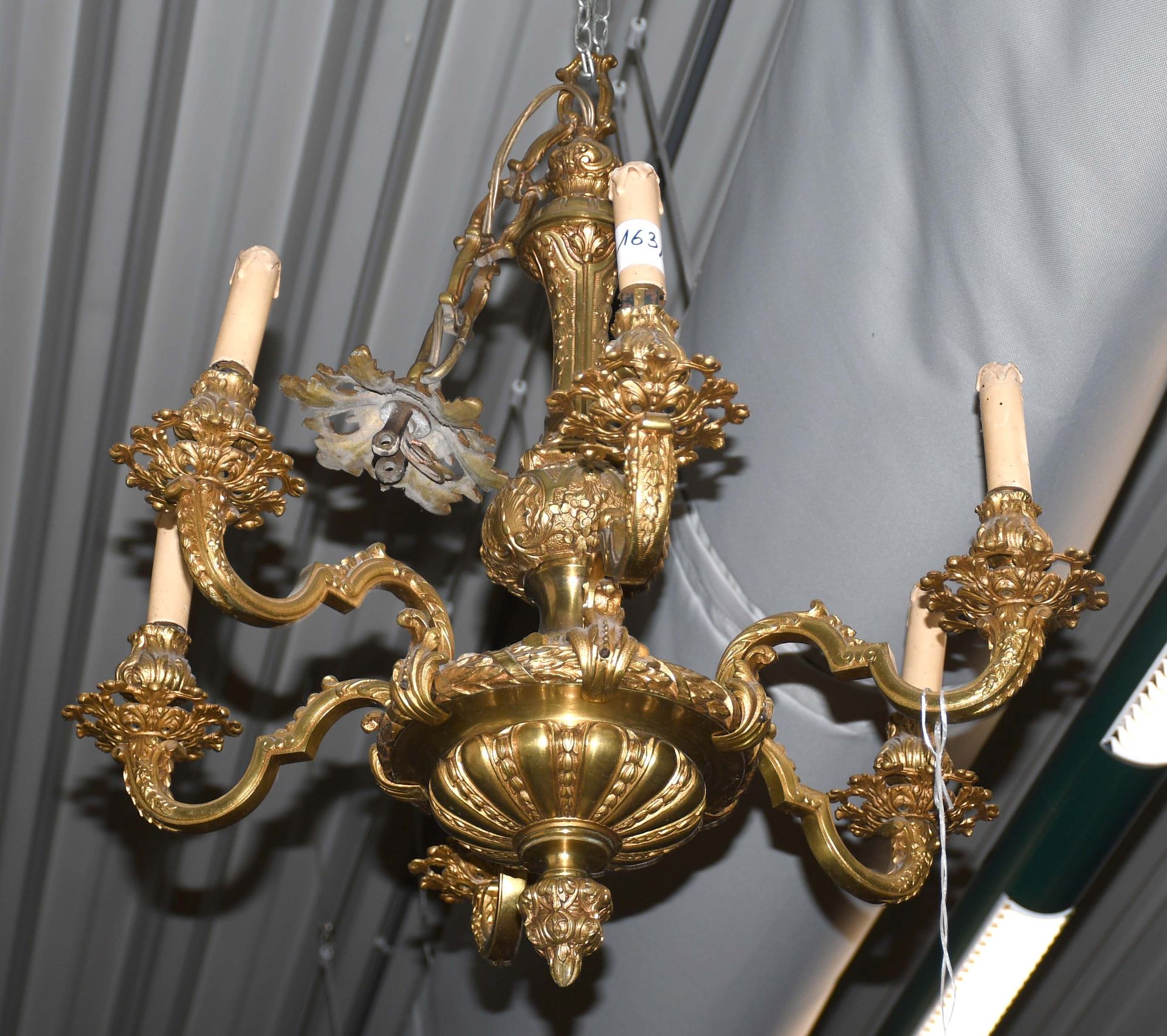 Null Lampadario in bronzo dorato in stile Luigi XIV con sei braccia