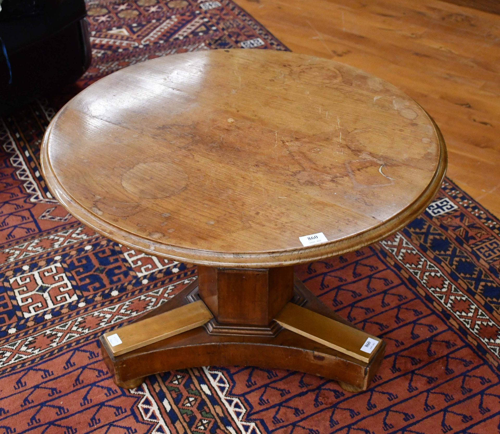 Null 19th century round pedestal table in mahogany
