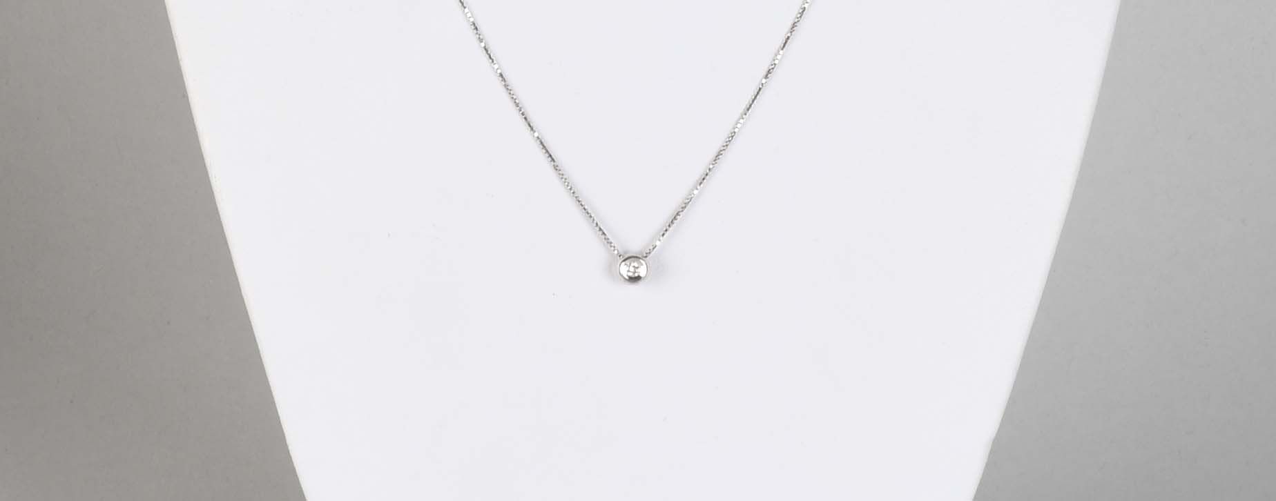 Null Jewel

Pendant in white gold eighteen carats set with a brilliant of + 0,10&hellip;