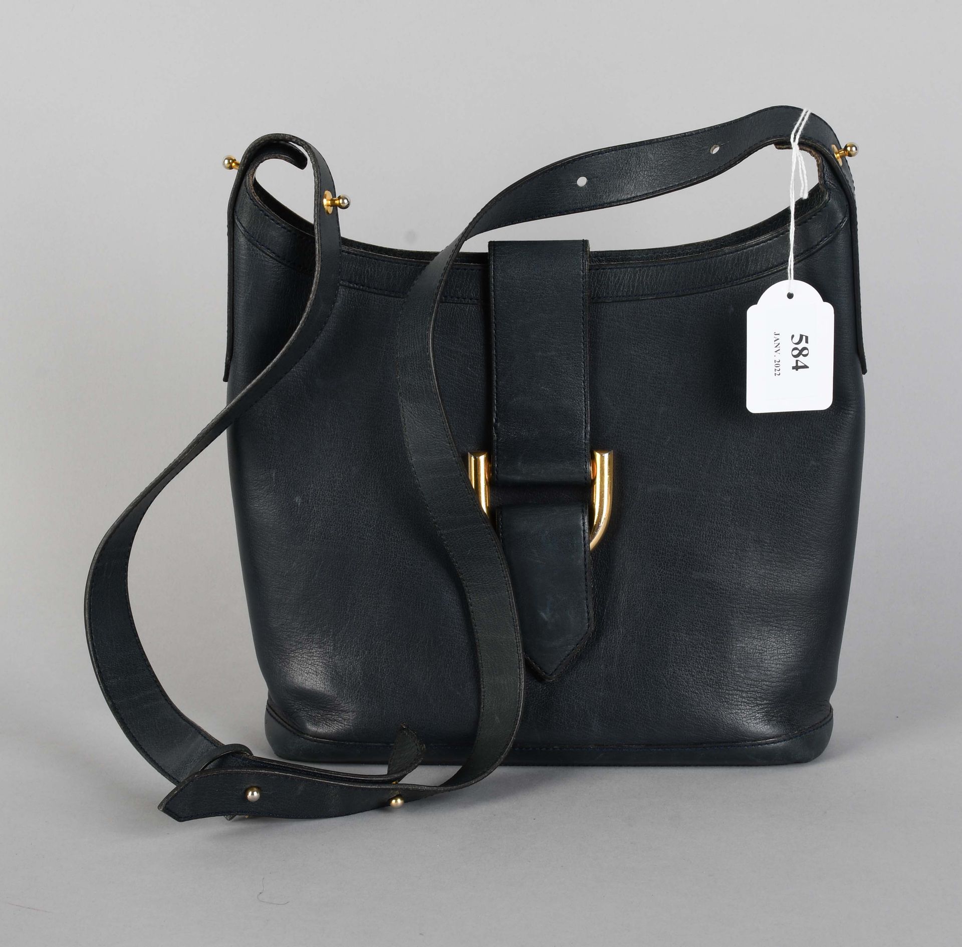 Null Delvaux

Vintage shoulder bag in navy blue leather.