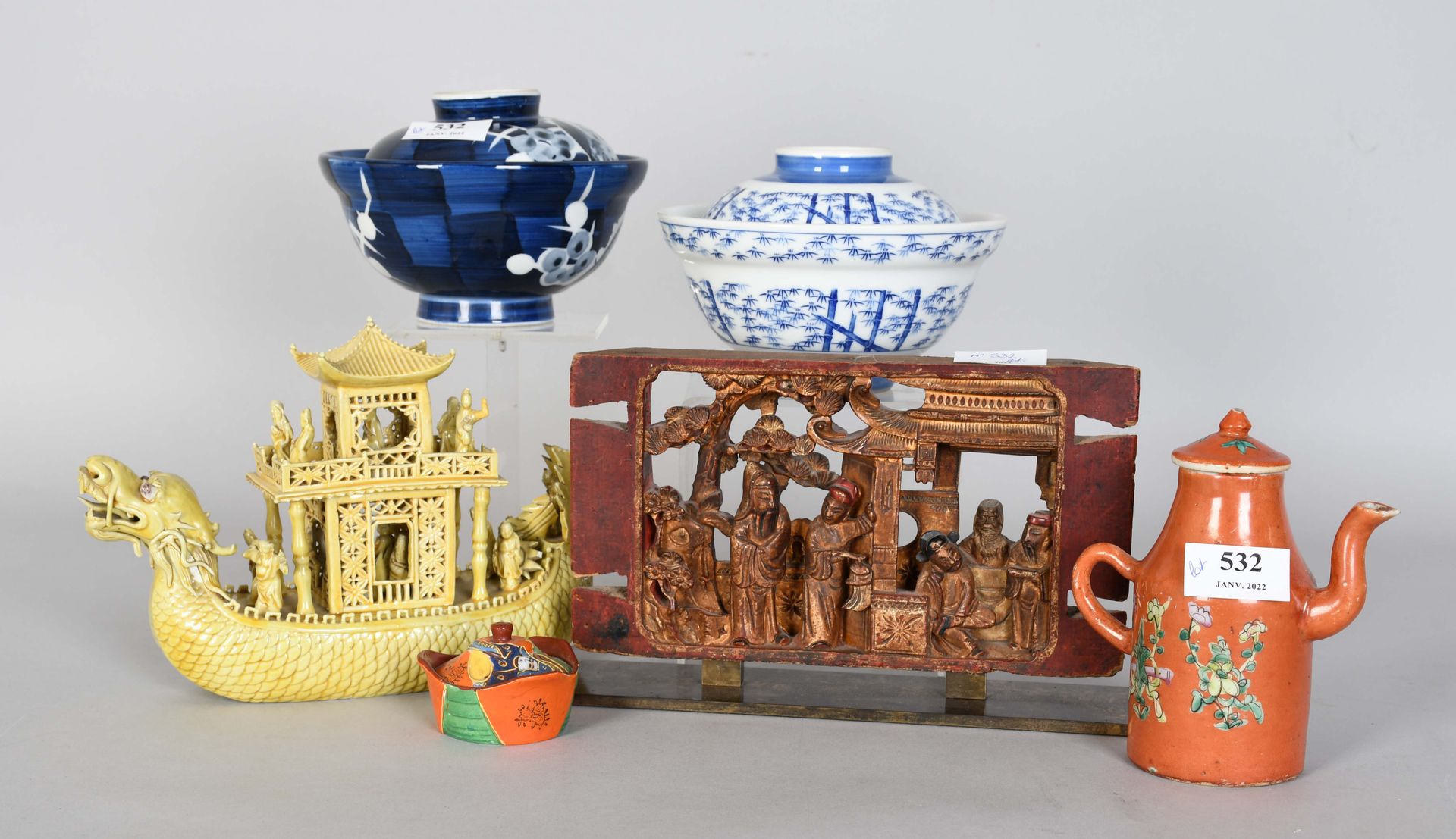 Null 多件中国瓷器：碗，茶壶，......，以及，木雕浮雕