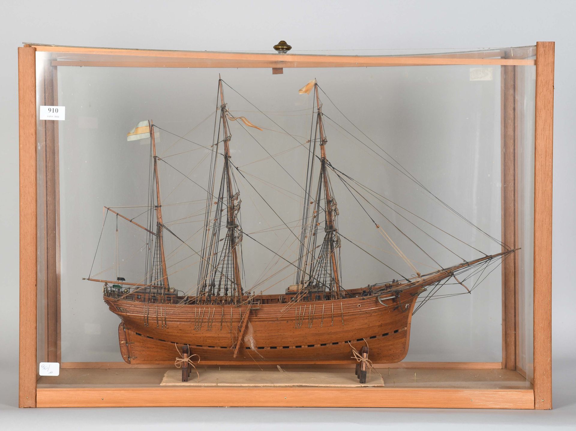 Null 木制三桅帆船 "的里雅斯特 "号模型 - 装在有机玻璃箱中