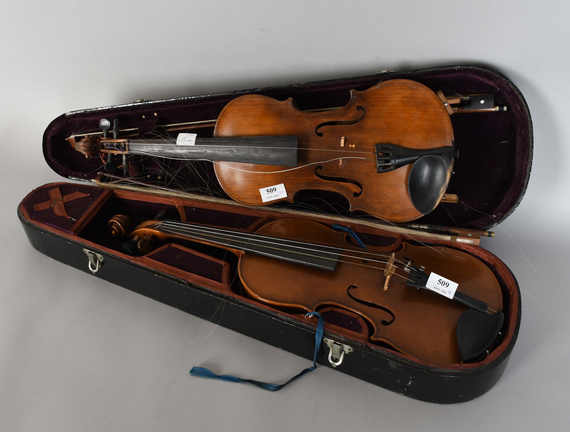 Null One plus one old violins and bows - Accident
