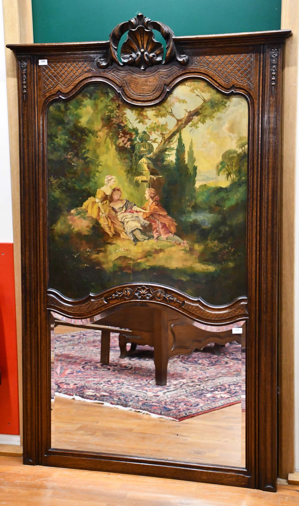Null 来自列日的摄政风格的橡木雕刻壁炉，装饰有一幅油画，底部有一面斜面镜。

身高：195厘米。