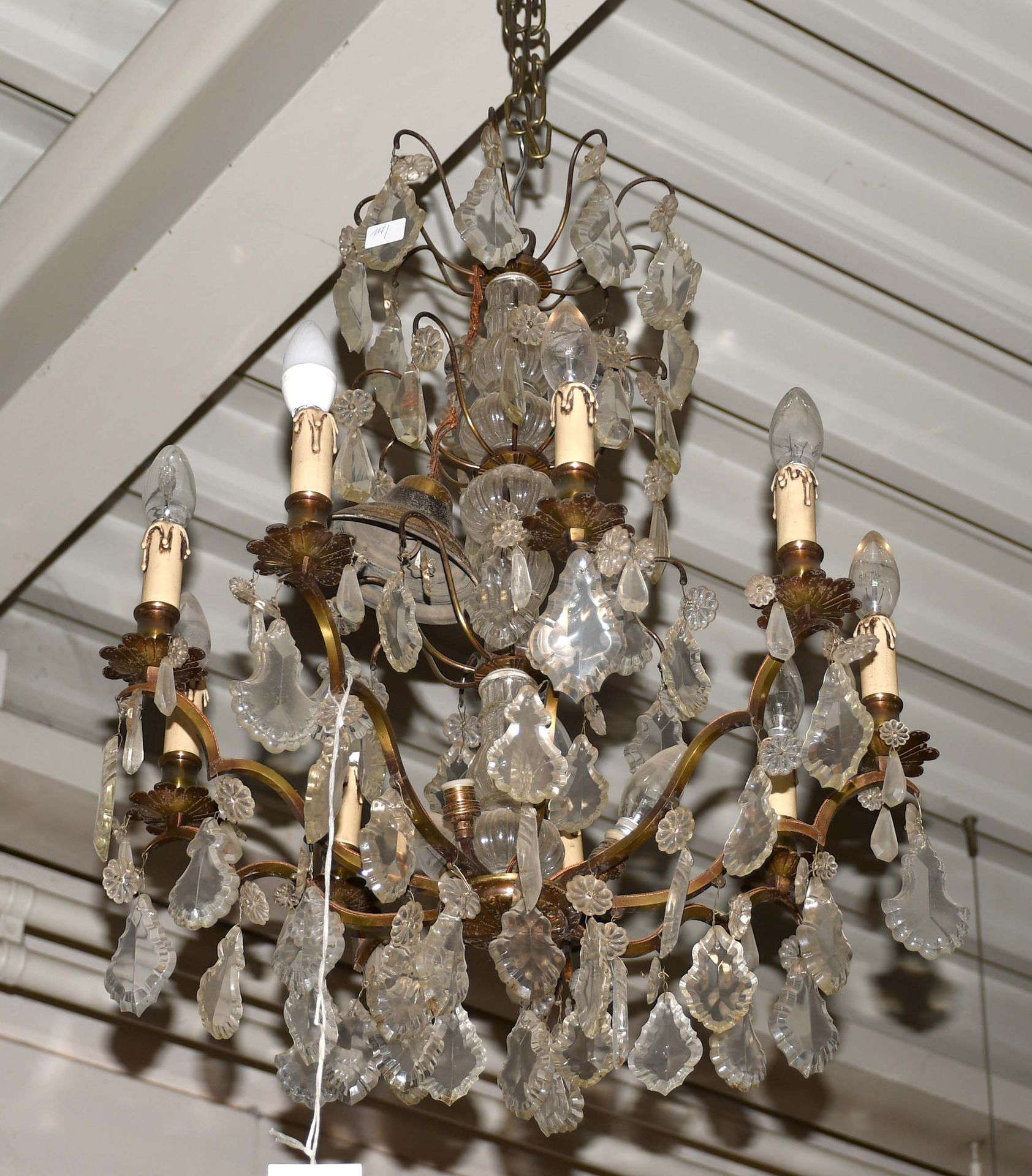 Null Louis XV style chandelier with crystal pendants