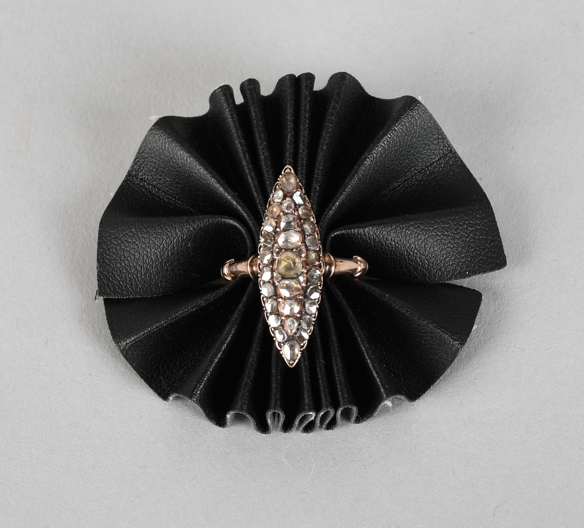 Null 珠宝首饰

18克拉玫瑰金镶玫瑰式切割钻石的古董榄尖形戒指。总重量：+3,8克。