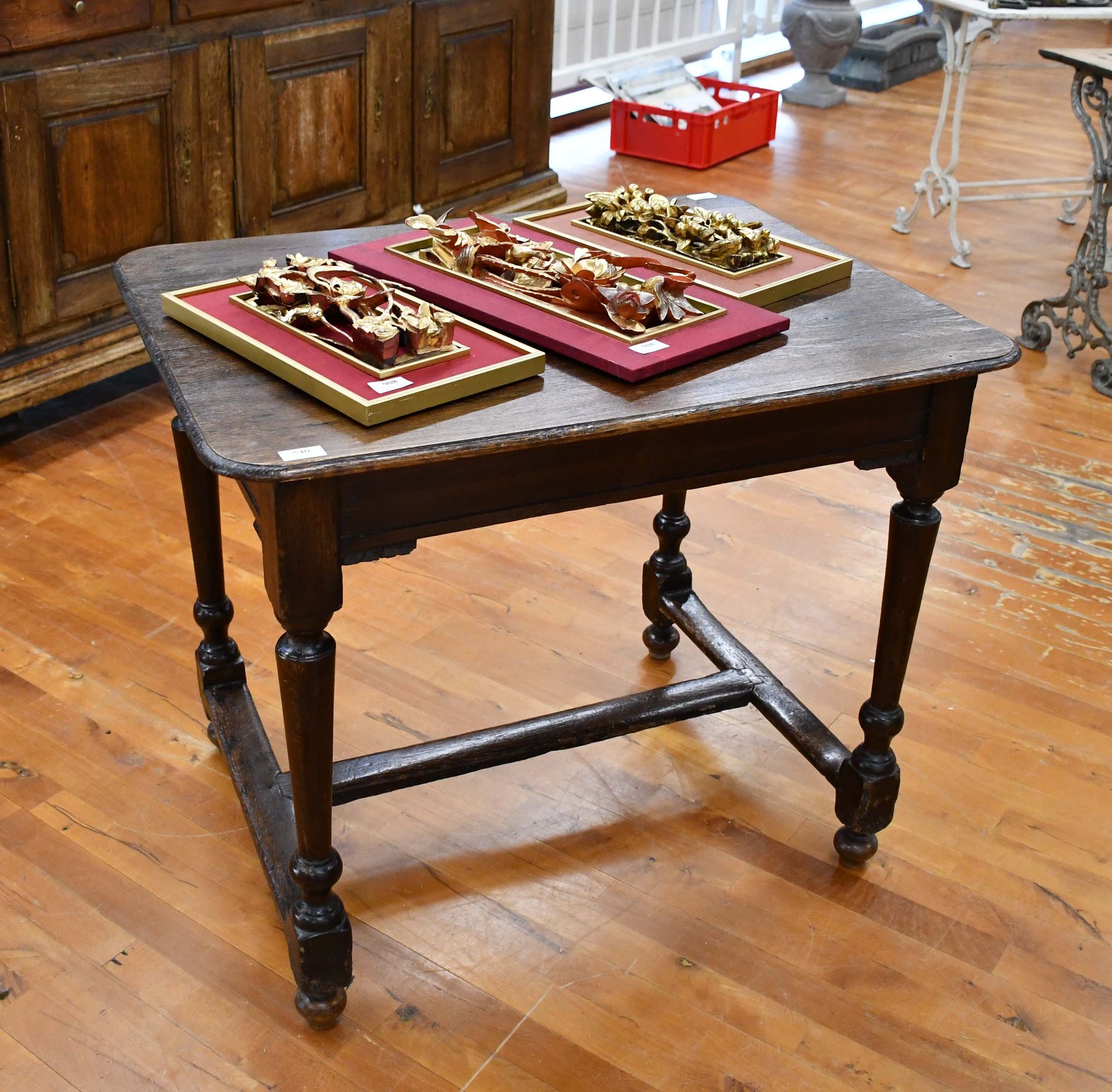Null Table de salon liégeoise d’époque Louis XVI, à pieds tournés reliés par une&hellip;