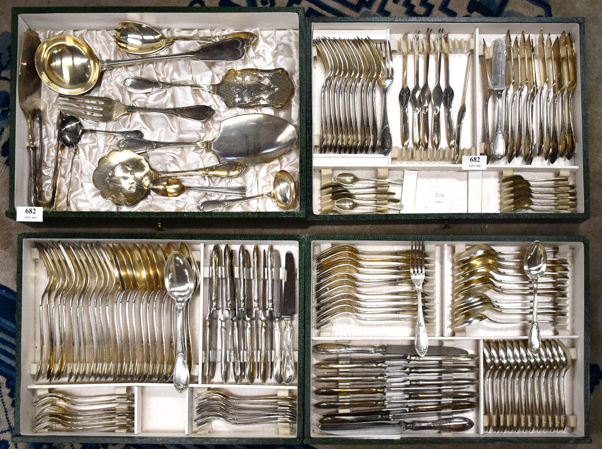 Null 维斯克曼

路易十五风格的镀银餐具套装。

包括一百二十多件：十二把叉子，十二把刀，十二把汤匙，十二把开胃菜用的叉子，十二把开胃菜用的刀，十二把开胃菜&hellip;