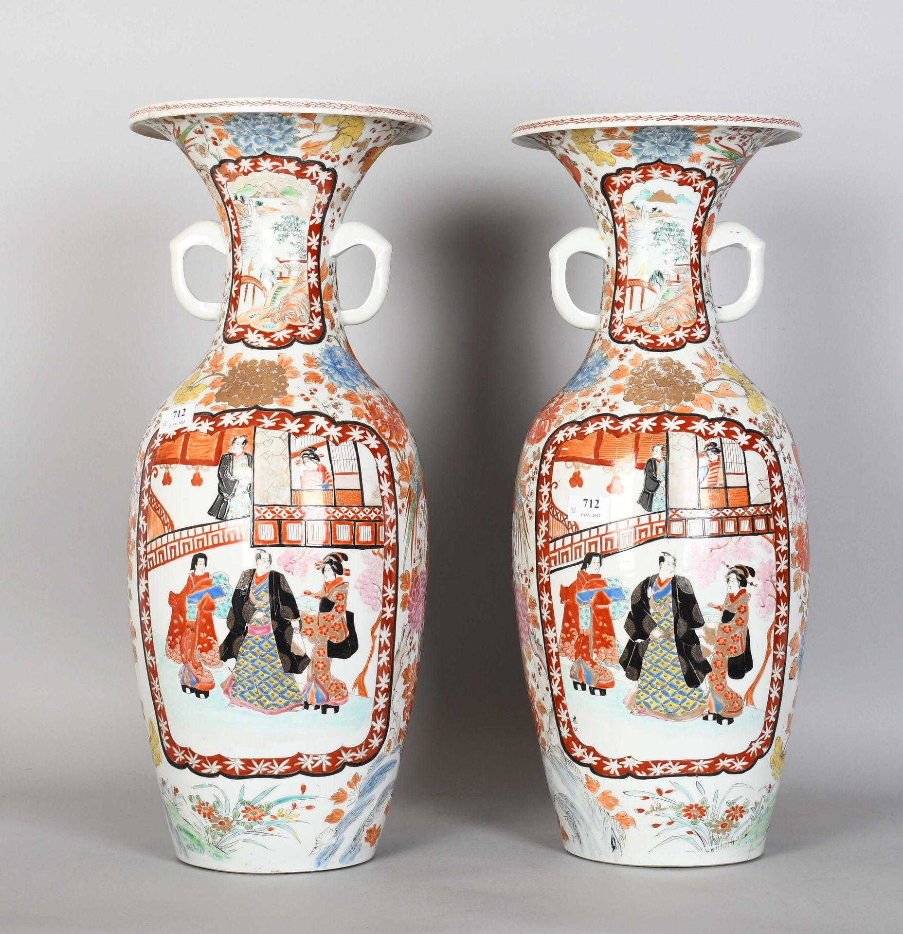 Null Japon

Paire de vases ansés en porcelaine polychrome animés de scènes. Sign&hellip;