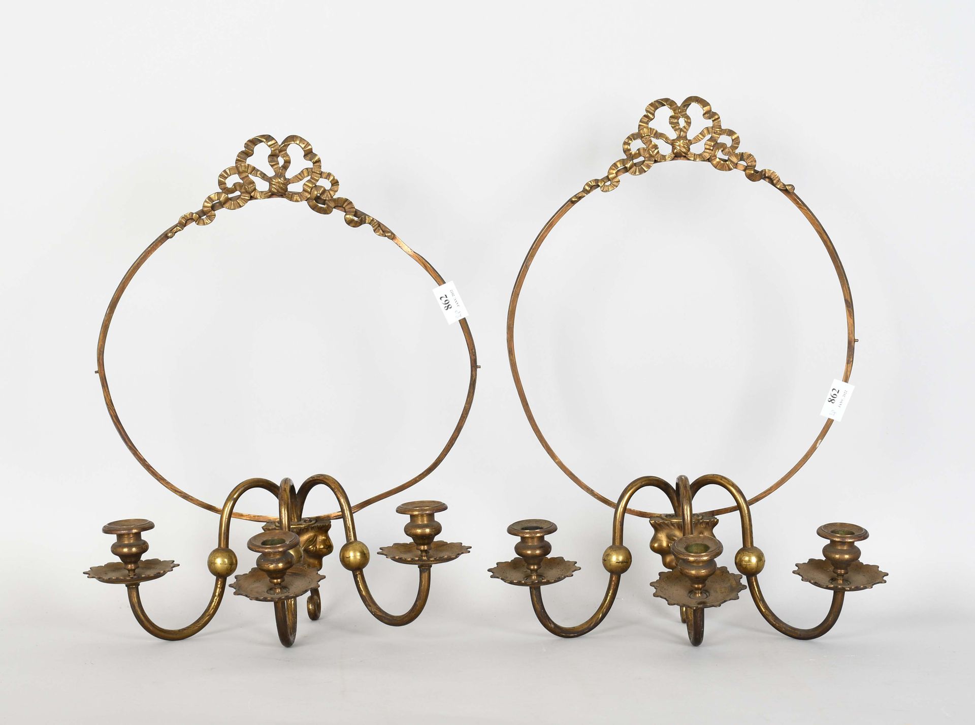 Null Pair of three arms medallion sconces in brass with Louis XVI knot