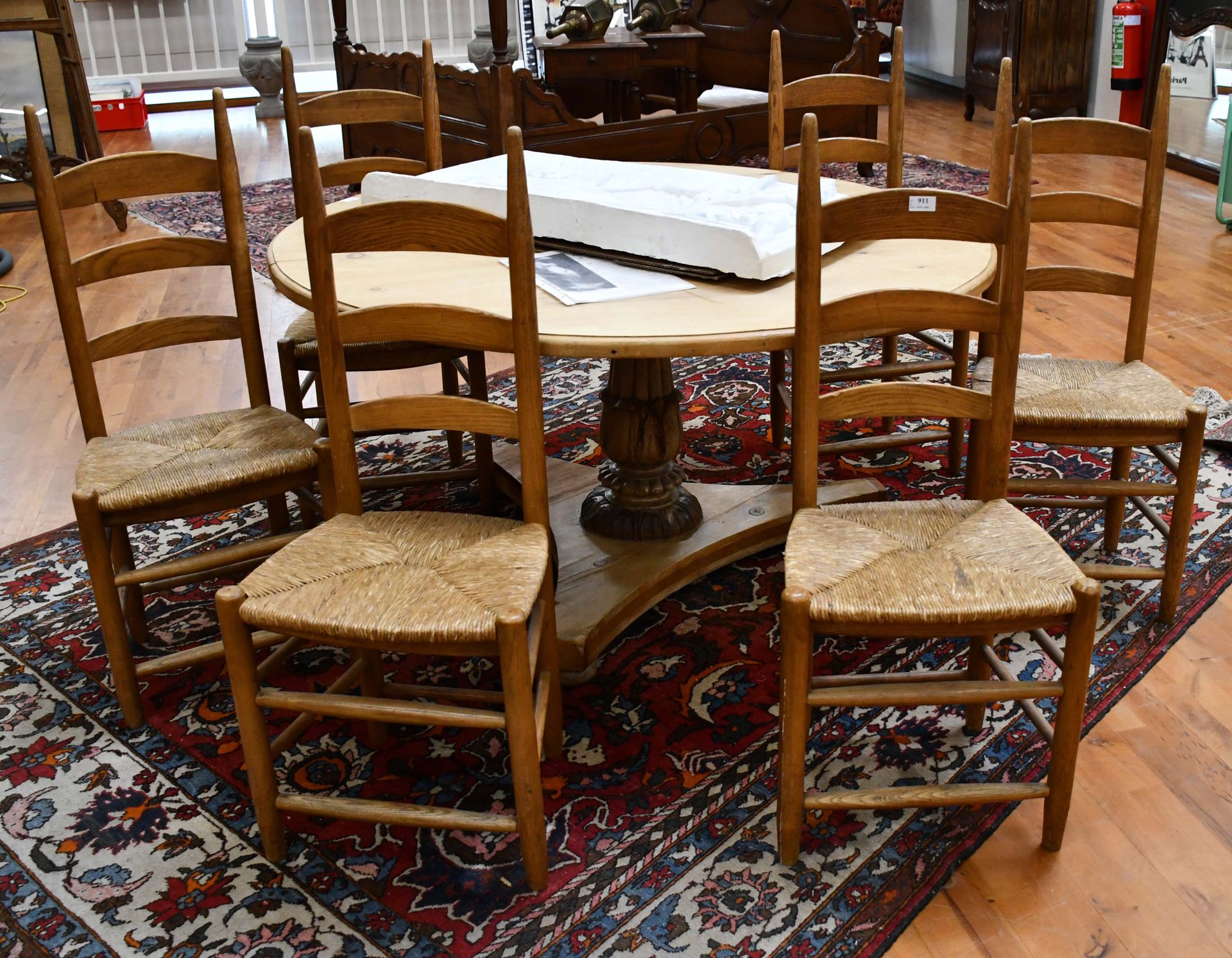 Null 带中心轴的圆形基座桌，以及六把带条形靠背和草席的椅子