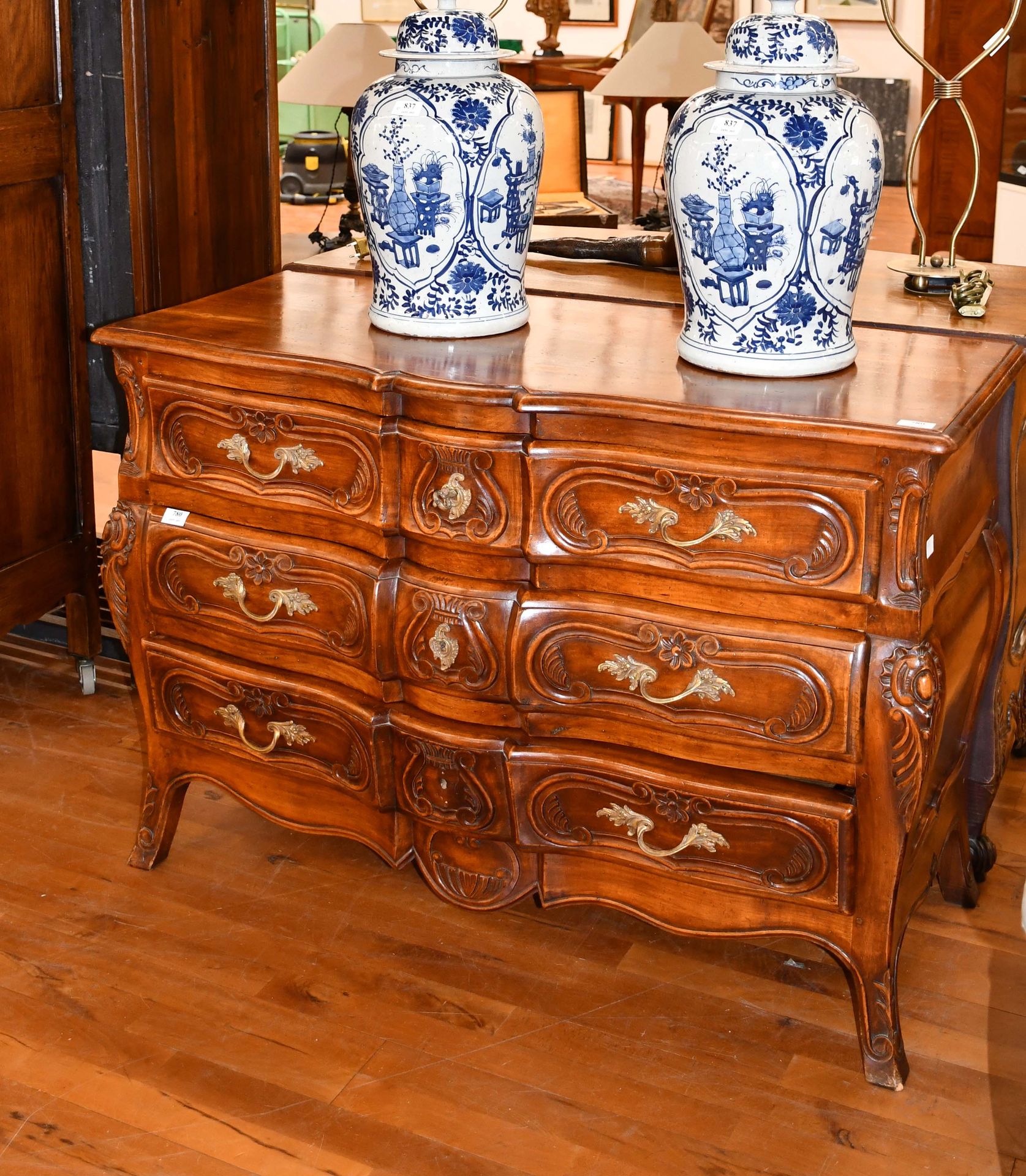 Null French style curved chest of drawers in fruitwood with three drawers

Lengt&hellip;