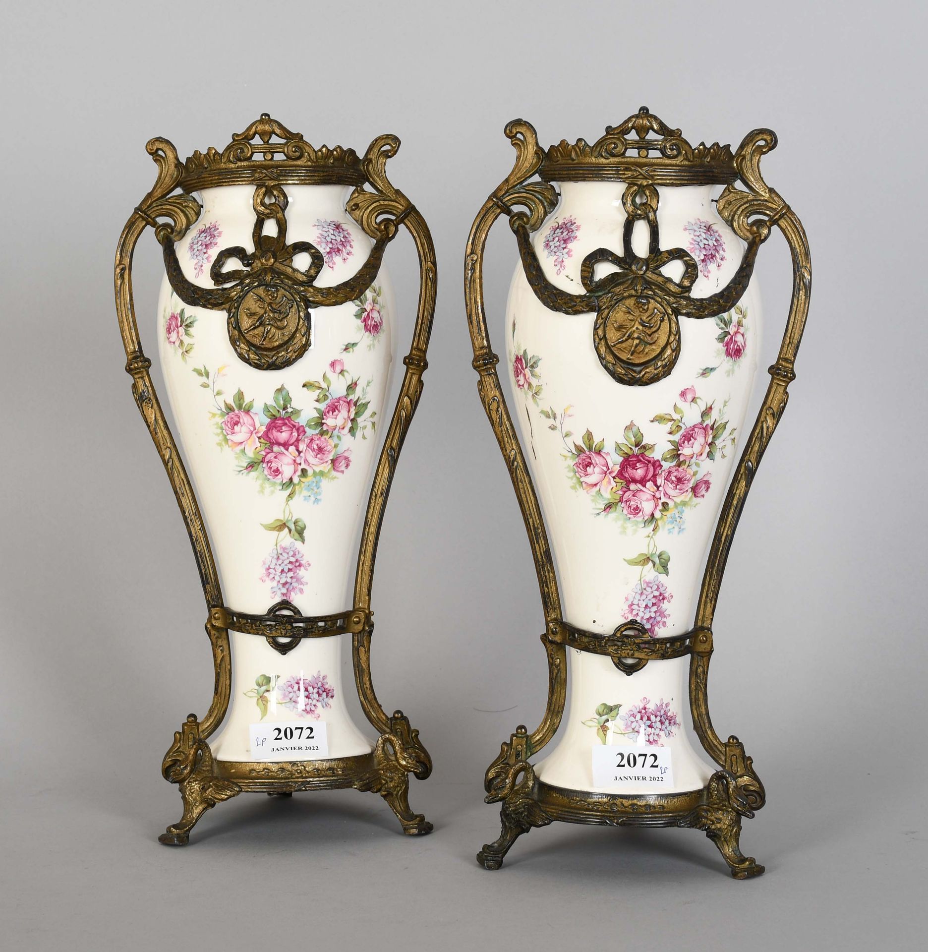Null 一对陶器花瓶，带多色花饰和路易十六风格的锌合金支架

高度：36厘米。