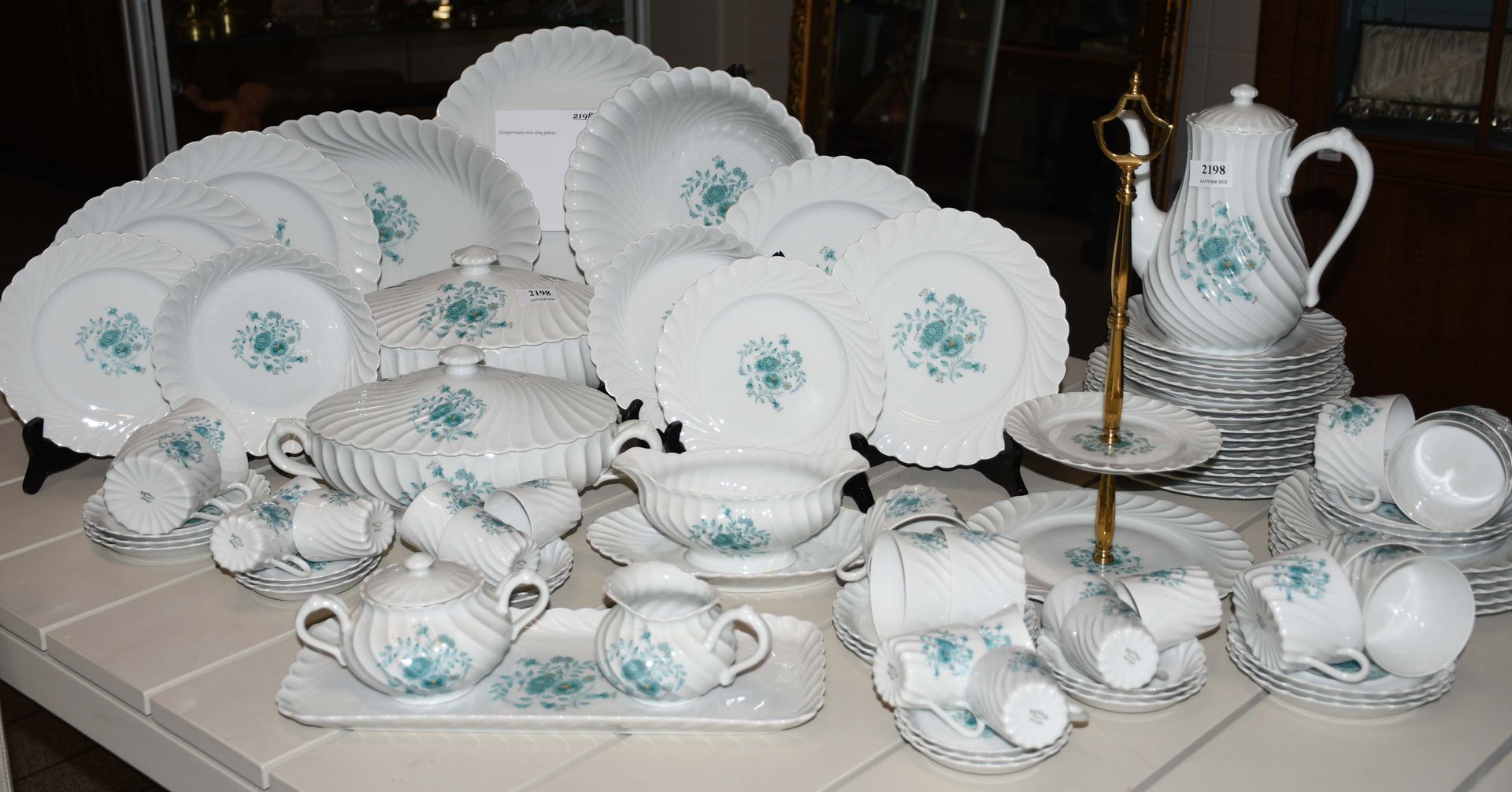 Null Limoges / Haviland

Porcelain dinner and coffee service with torso and flor&hellip;
